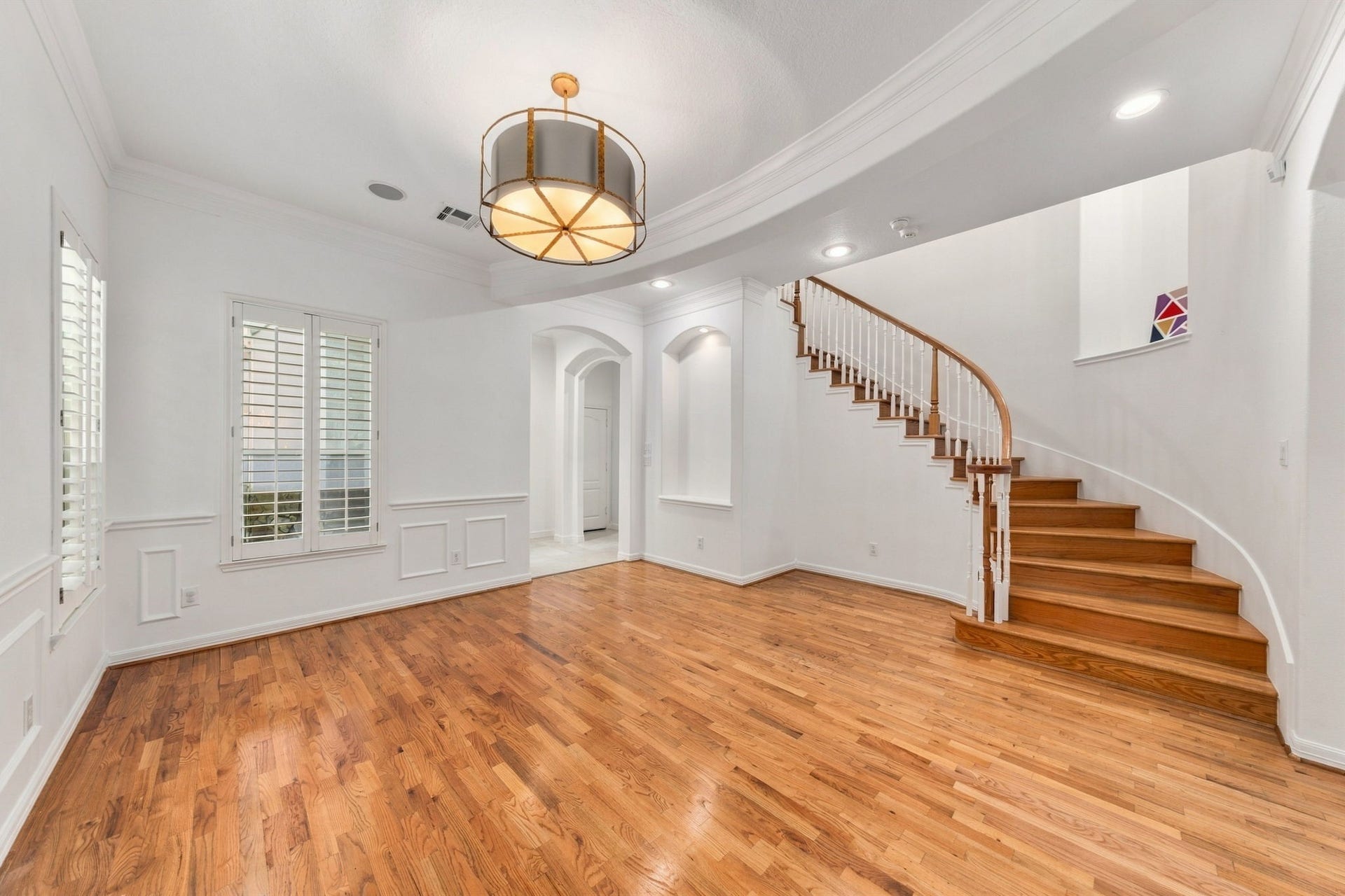 6113 Maxie Street, Houston, TX 77007 A lovely view of the curved staircase, rich hardwood floors & architectural archways that bring character to the main level.