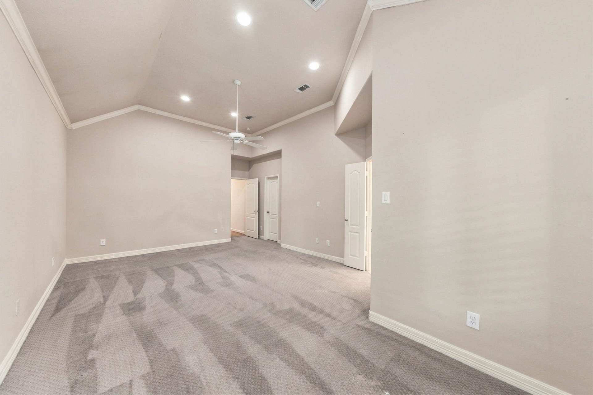 6113 Maxie Street, Houston, TX 77007 An additional view of the private yet inviting primary bedroom.