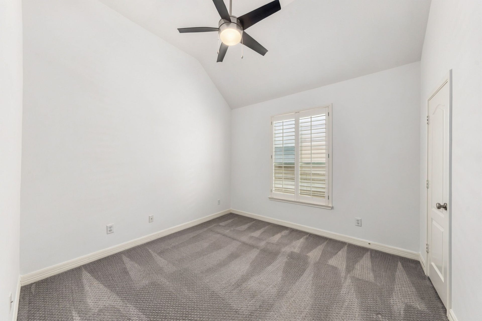 6113 Maxie Street, Houston, TX 77007 Unstaged view of the preceding bedroom, showing the room without furnishings.