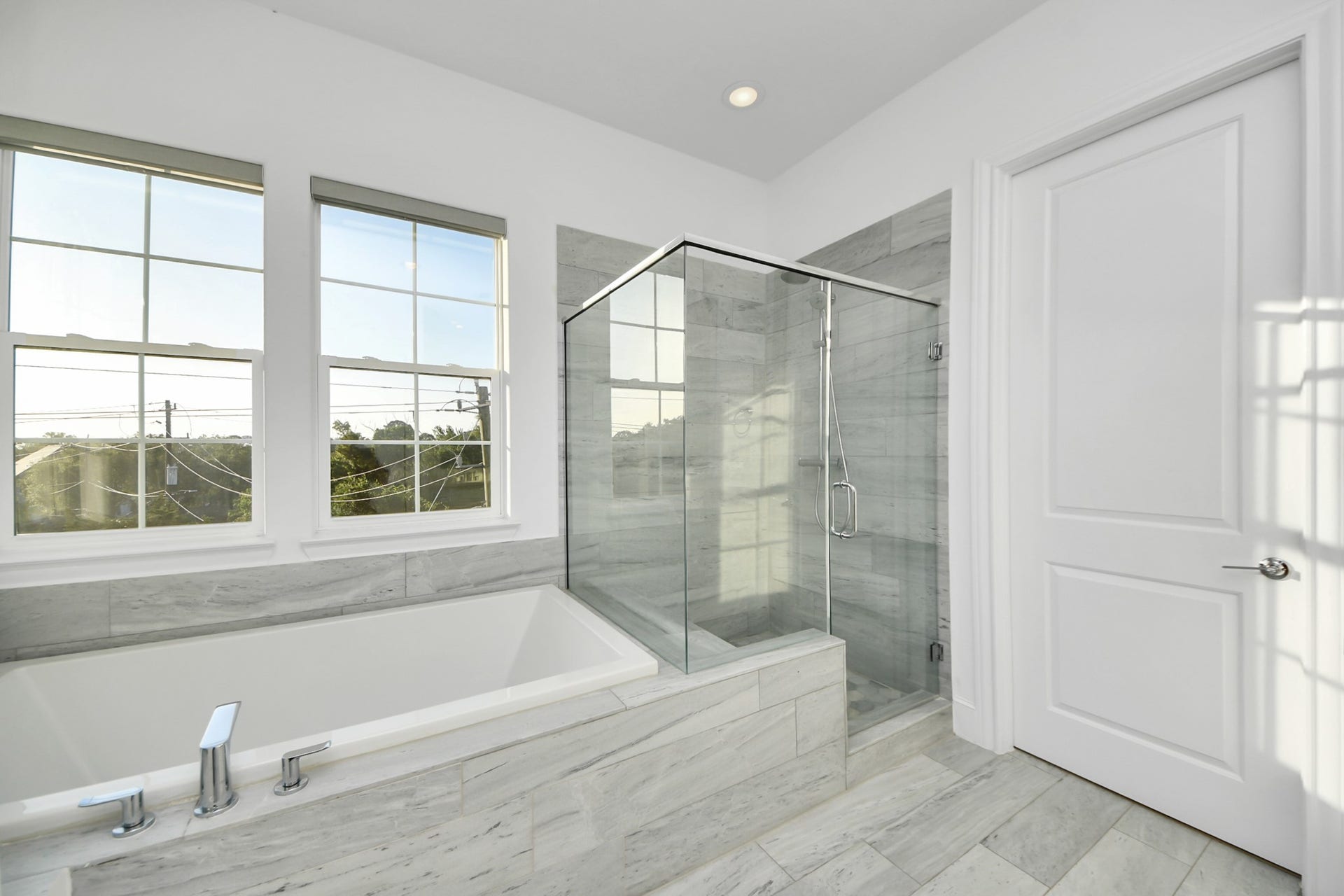 4005 Woodshire Village Estates, Houston, TX 77025 Primary bathroom