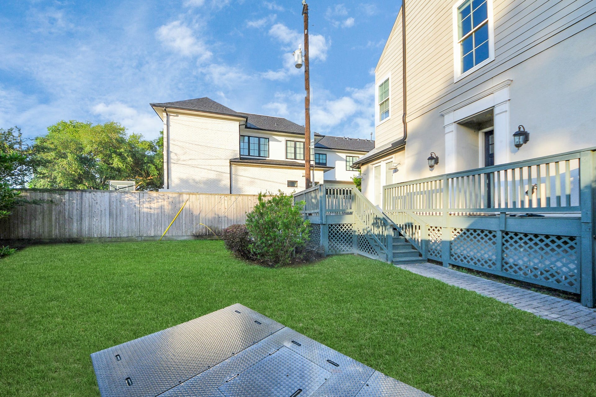 4005 Woodshire Village Estates, Houston, TX 77025 Backyard/Front Door