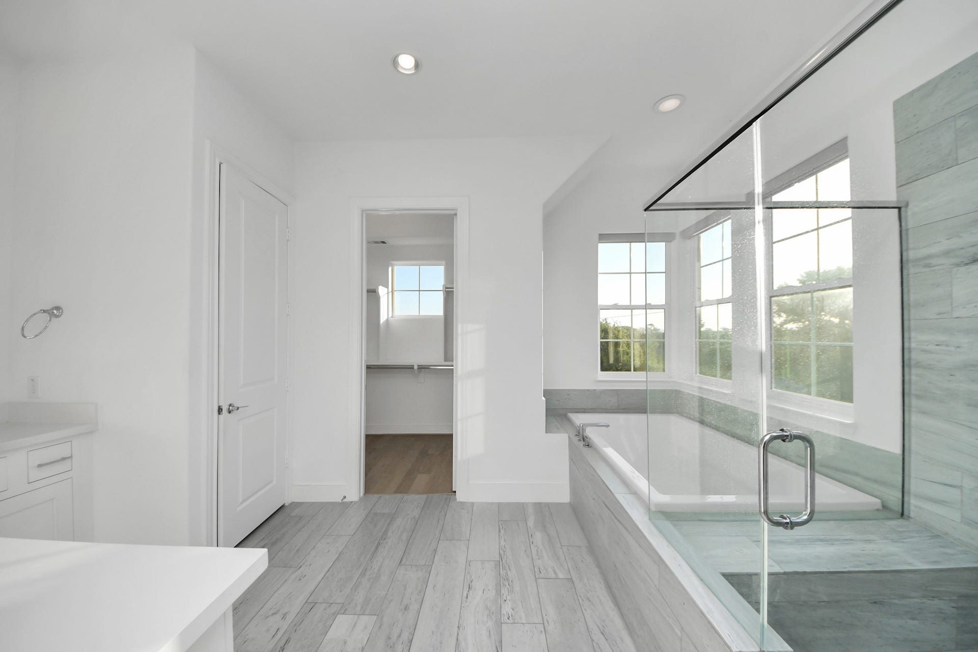 4005 Woodshire Village Estates, Houston, TX 77025 Primary bathroom