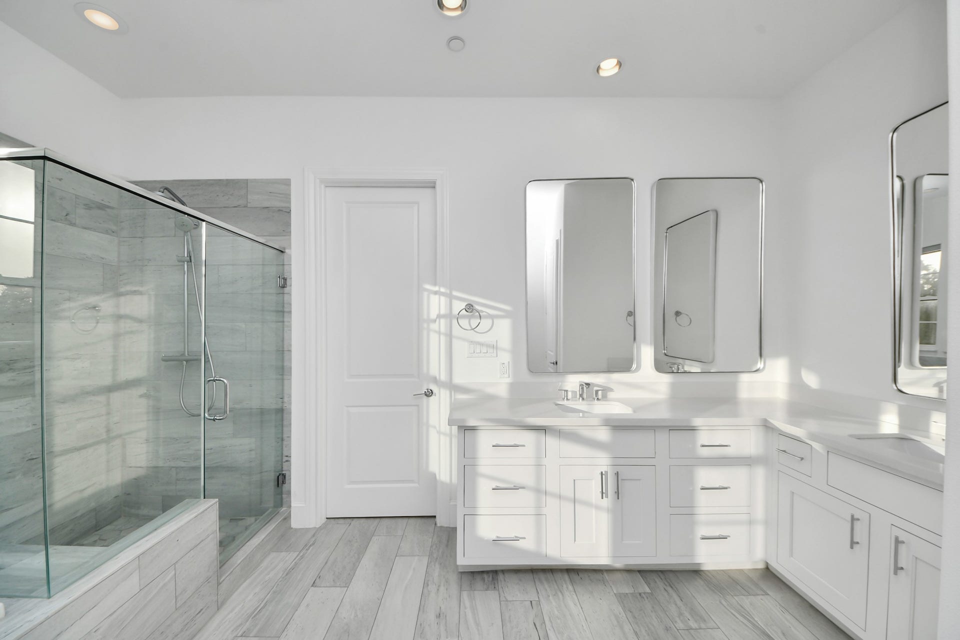 4005 Woodshire Village Estates, Houston, TX 77025 Primary bathroom