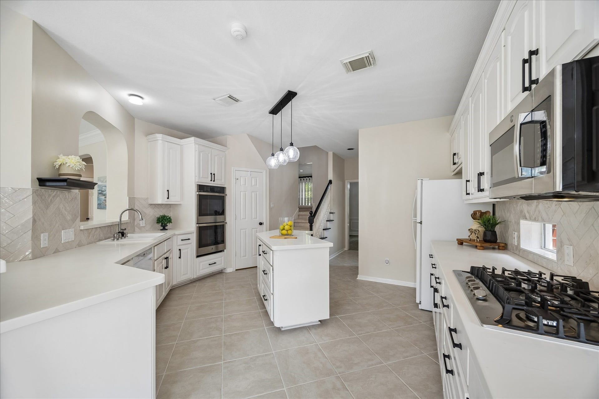 7503 Stone Arbor Drive, Sugar Land, TX 77479 The beautifully updated kitchen features abundant cabinetry, generous prep space, and a functional center island designed for everyday living. An open layout keeps everyone connected while cooking and entertaining.