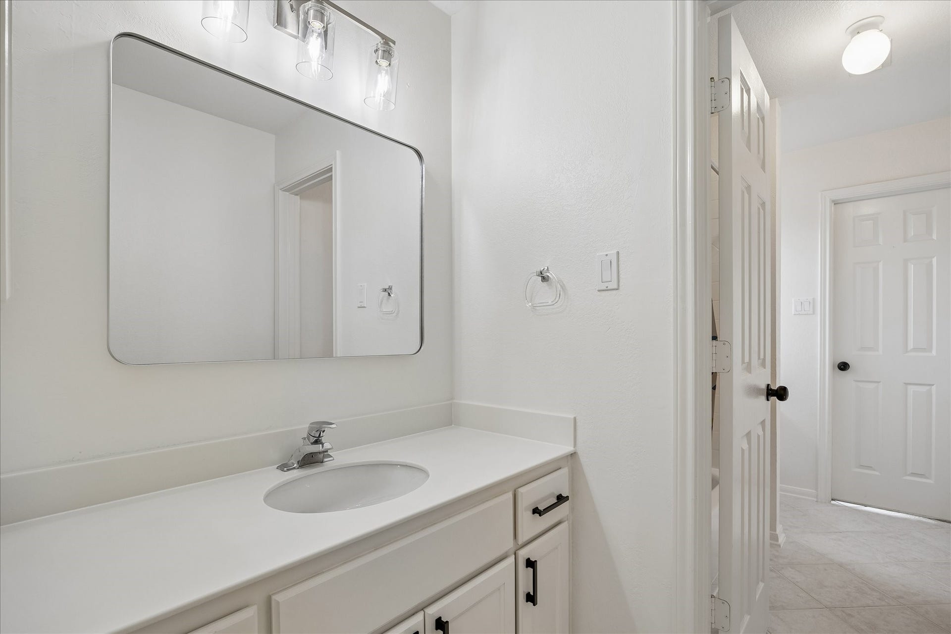 7503 Stone Arbor Drive, Sugar Land, TX 77479 Clean lines and a neutral color palette provide a timeless backdrop that's ready for your personal style. The spacious vanity offers excellent storage and room to spread out.