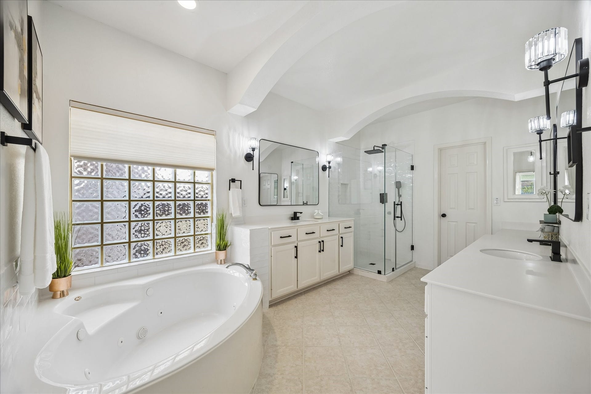 7503 Stone Arbor Drive, Sugar Land, TX 77479 Relax and recharge in the soaking tub, perfectly complemented by the beautifully updated shower and expansive dual-sink vanity. Elegant lighting and modern fixtures elevate every detail.