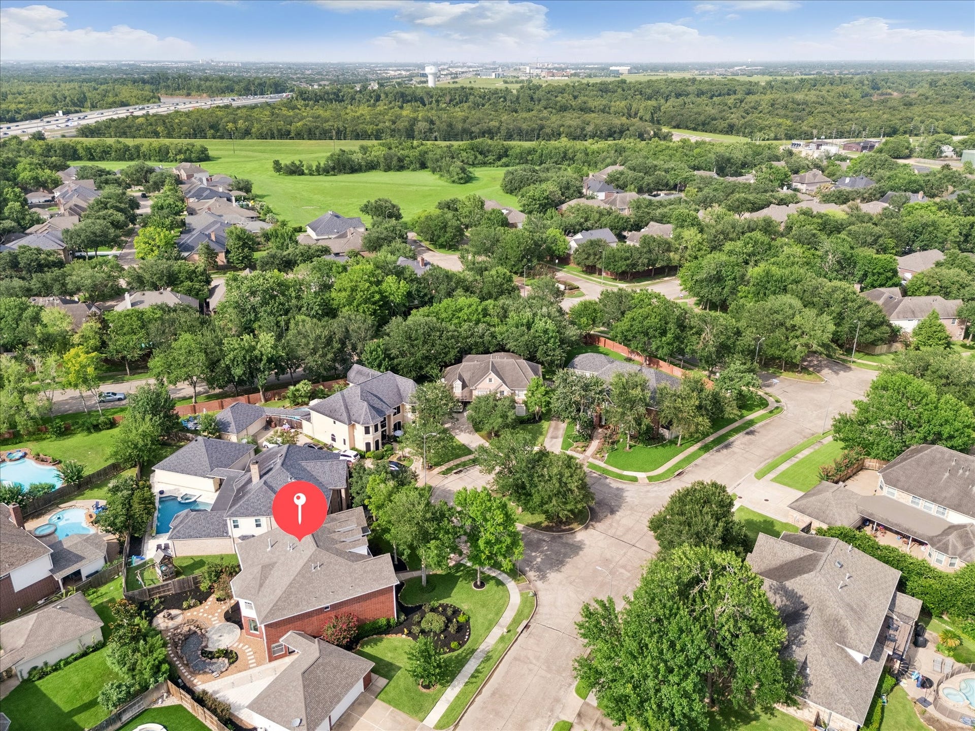 7503 Stone Arbor Drive, Sugar Land, TX 77479 This beautifully positioned home sits on a quiet cul-de-sac surrounded by mature trees, with easy access to nearby green space and major commuter routes.