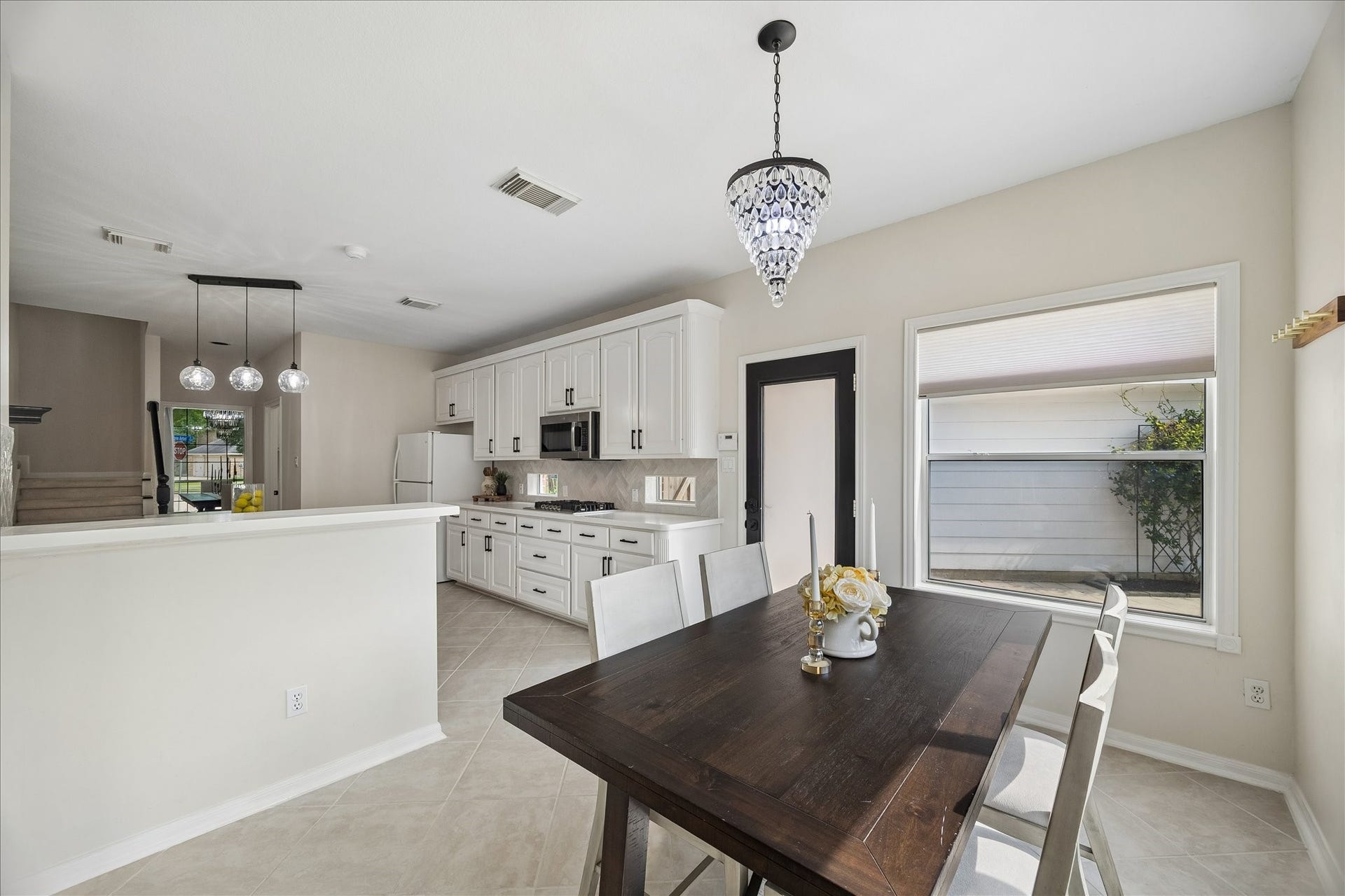 7503 Stone Arbor Drive, Sugar Land, TX 77479 The sunny breakfast area provides a comfortable spot for casual meals while connecting effortlessly to the kitchen. Large windows and backyard access keep the space bright and inviting throughout the day.