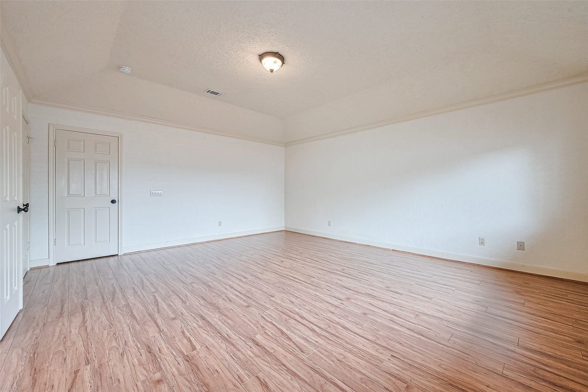 3614 Bee Bayou Lane, Sugar Land, TX 77479 Spacious primary suite on 2/F