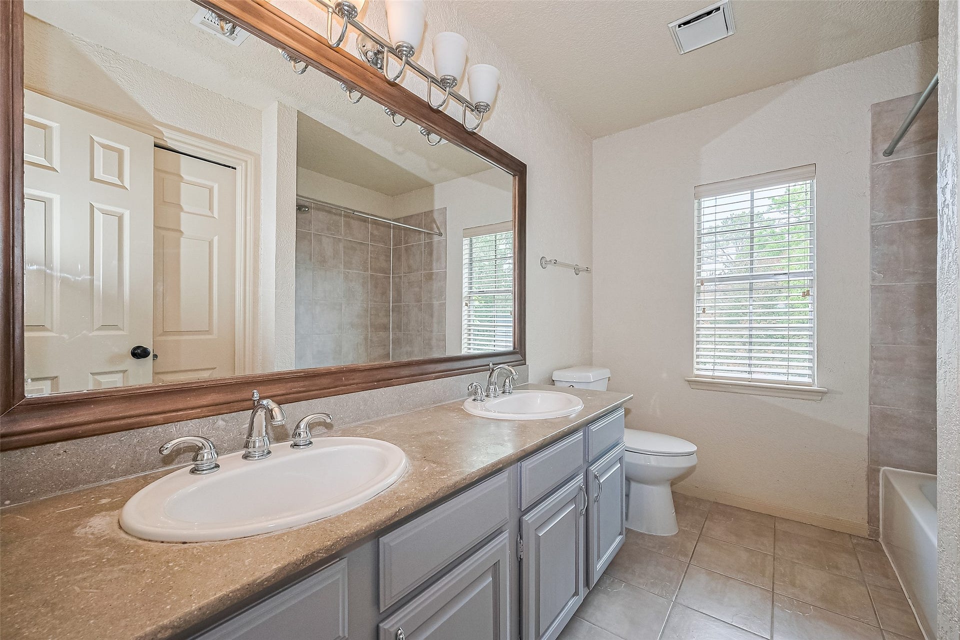 3614 Bee Bayou Lane, Sugar Land, TX 77479 Hallway full bath on 2/F