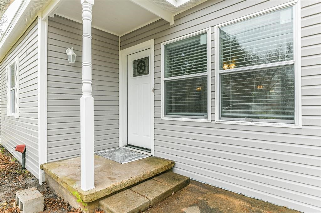 1309 W Lang Street, Alvin, TX 77511 Covered Front Porch and Entry