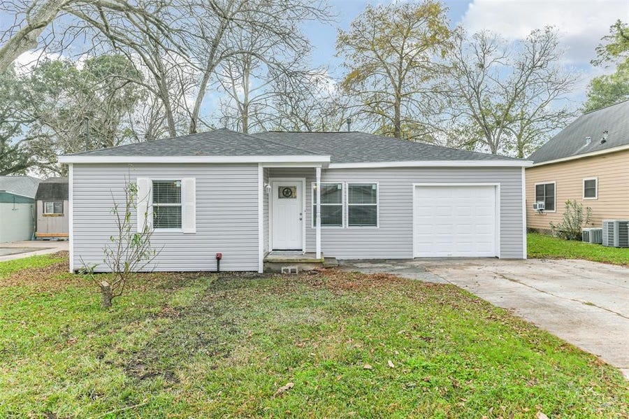 Property photo for 1309 W Lang Street, Alvin, TX