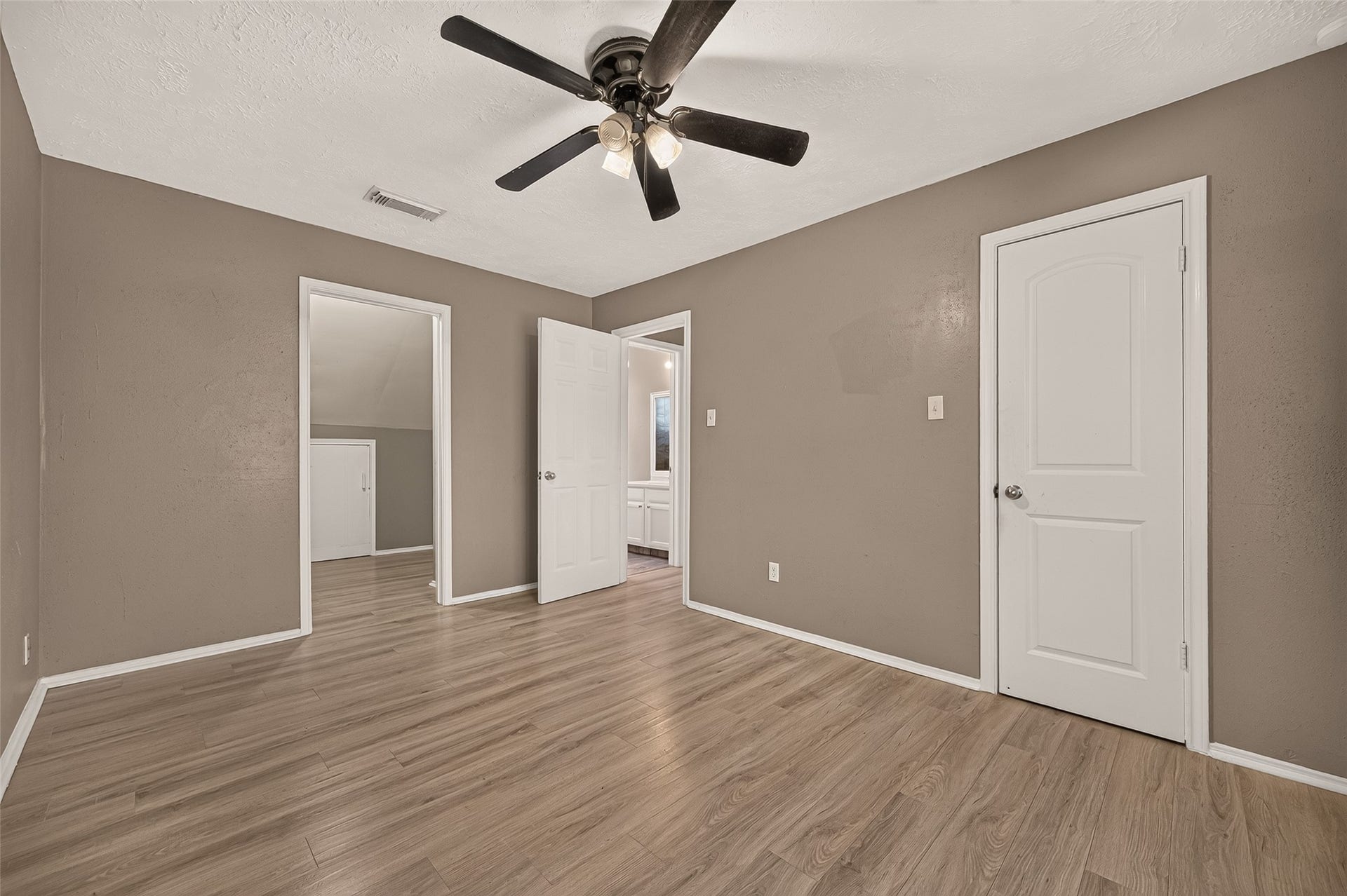 19411 Stillhouse Drive, Tomball, TX 77375 19411 Stillhouse Drive, Tomball, TX 77375