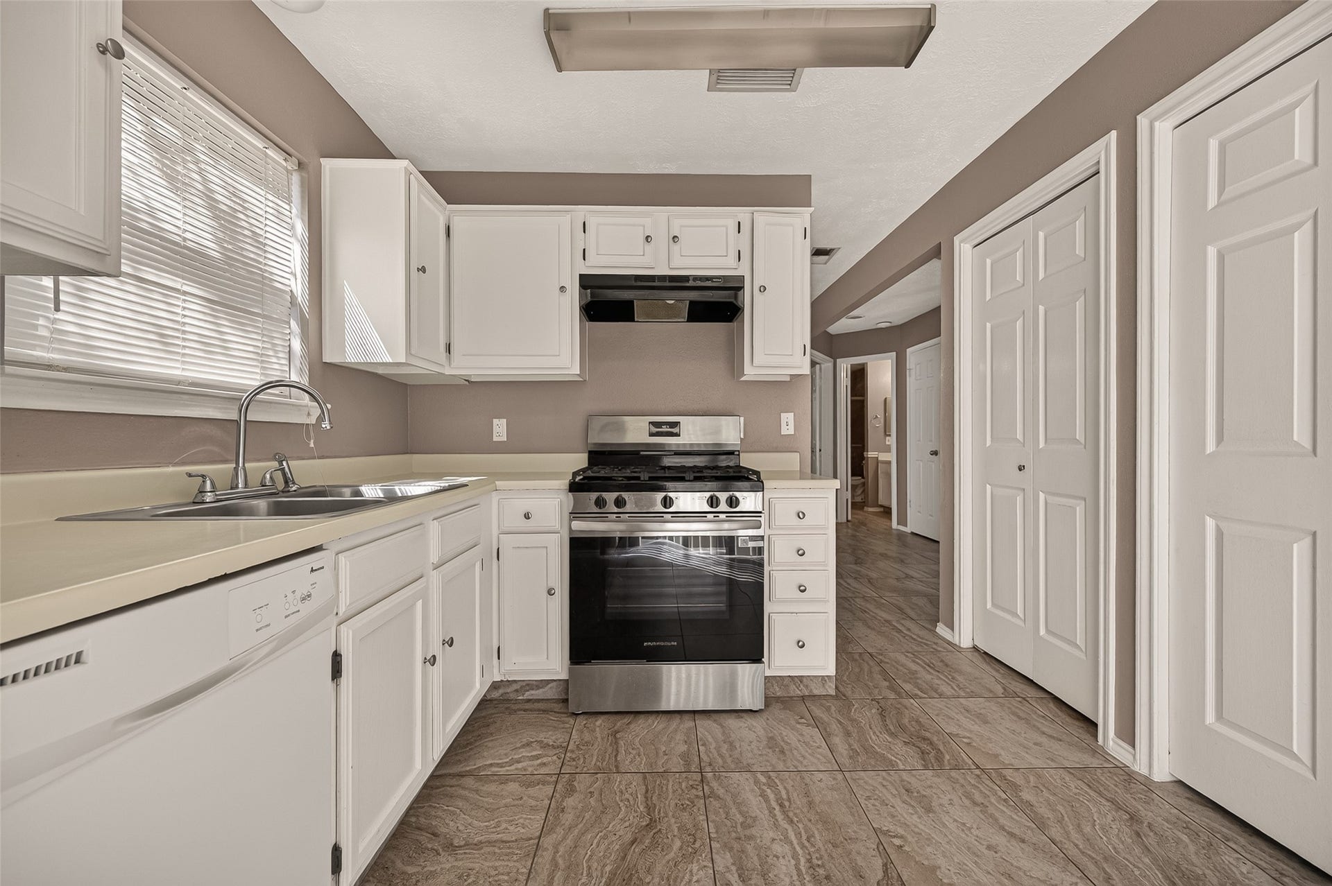 19411 Stillhouse Drive, Tomball, TX 77375 19411 Stillhouse Drive, Tomball, TX 77375