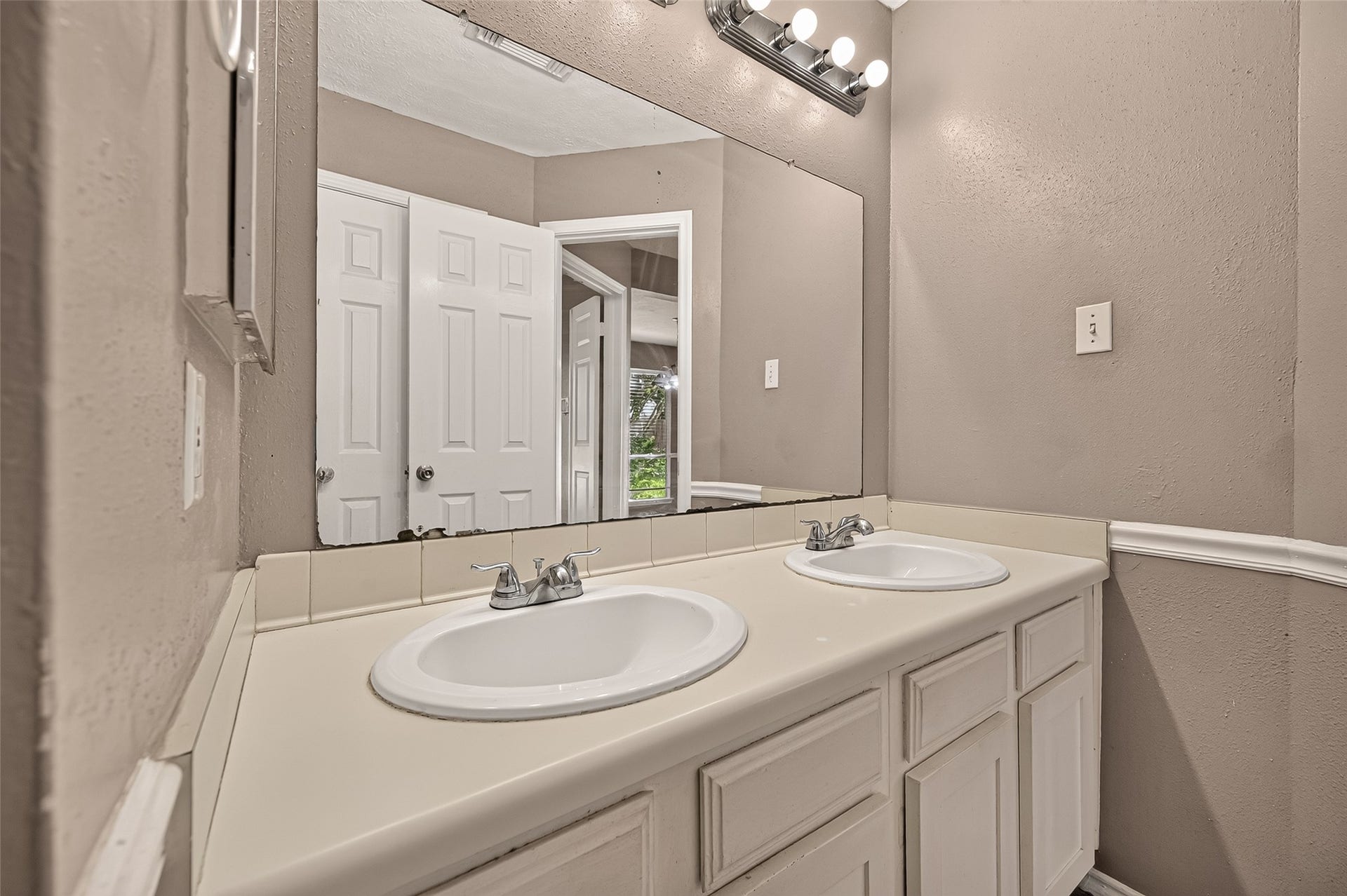 19411 Stillhouse Drive, Tomball, TX 77375 19411 Stillhouse Drive, Tomball, TX 77375