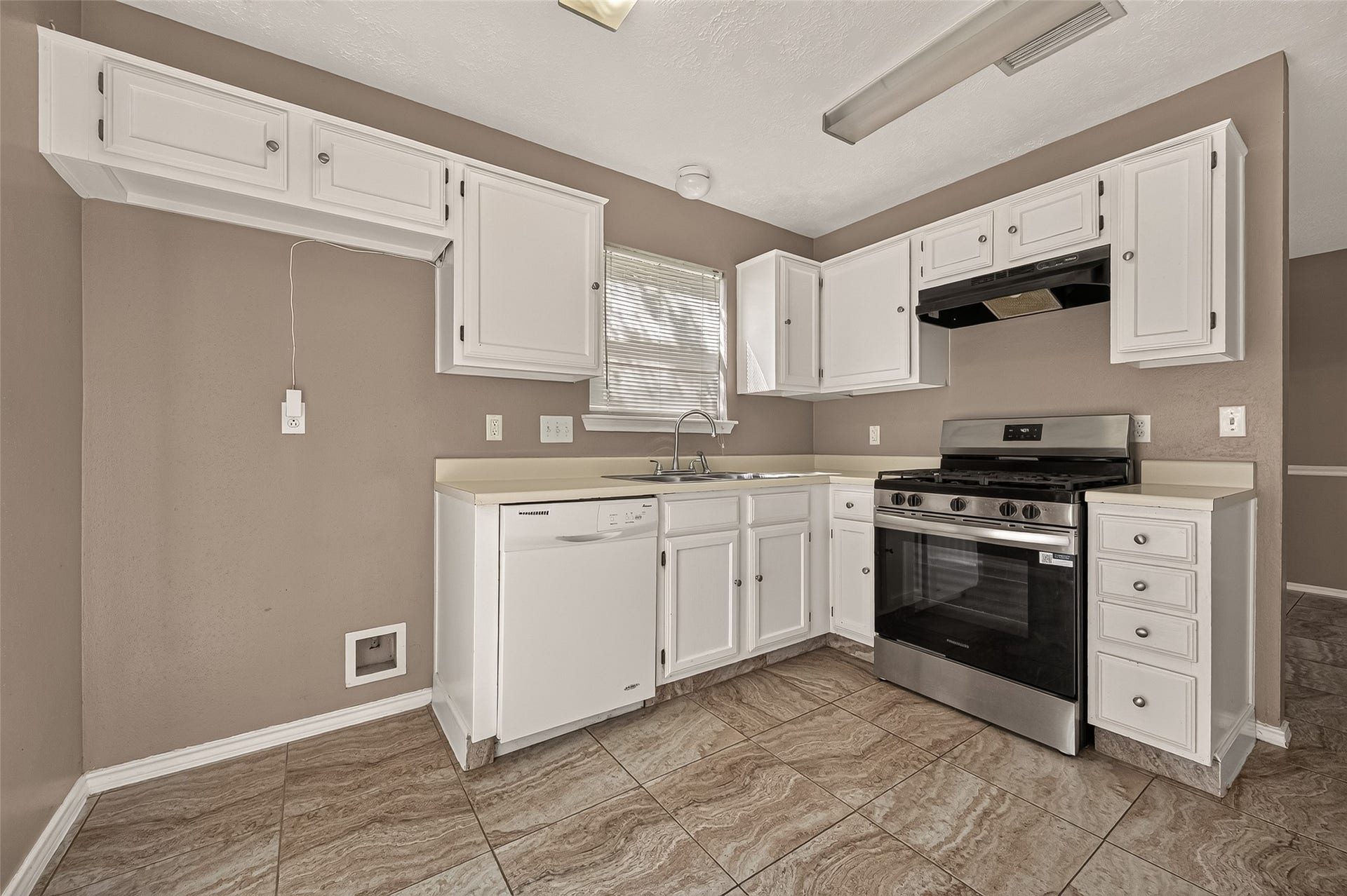 19411 Stillhouse Drive, Tomball, TX 77375 19411 Stillhouse Drive, Tomball, TX 77375
