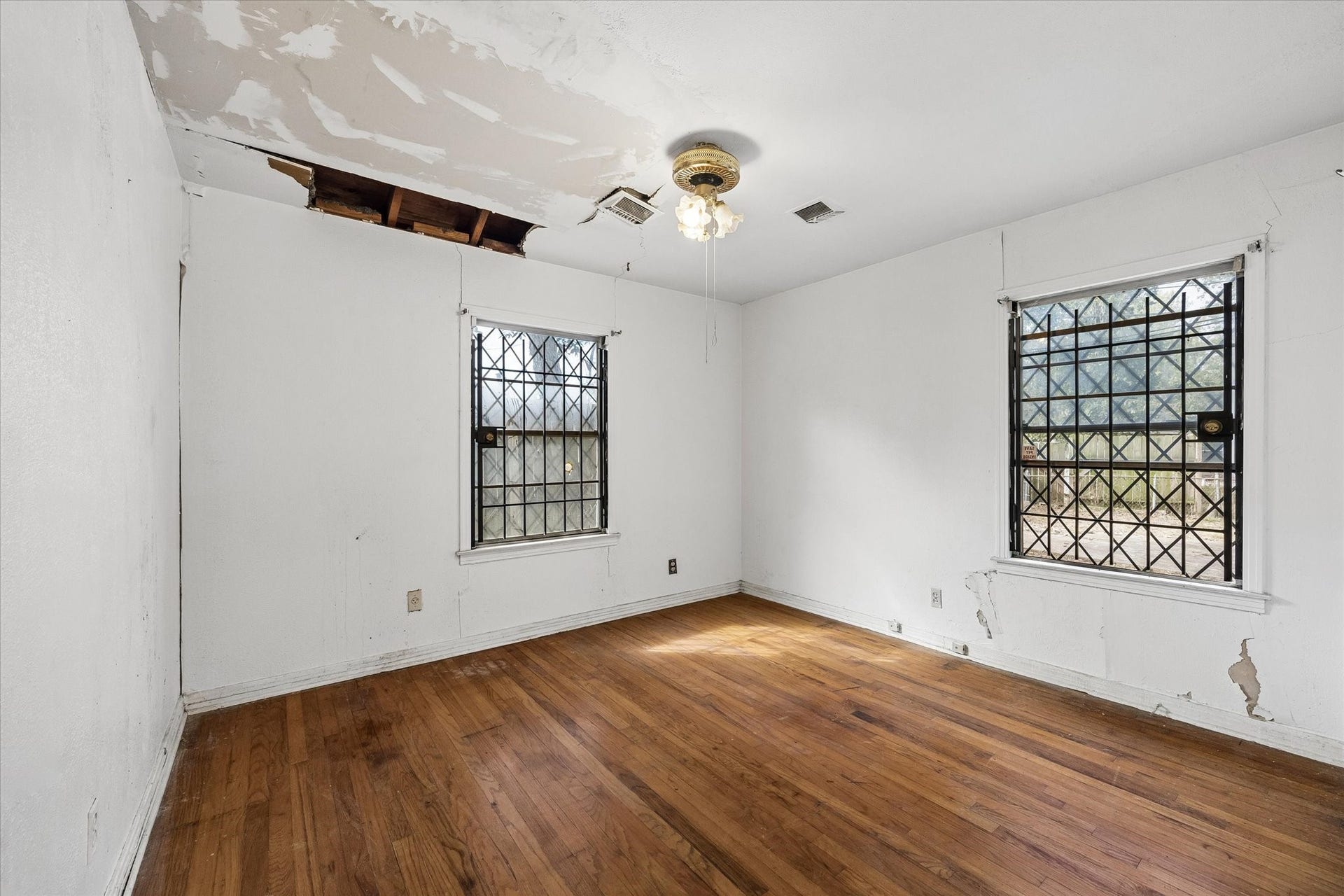 6646 Cresthill Street, Houston, TX 77033 6646 Cresthill Street, Houston, TX 77033
