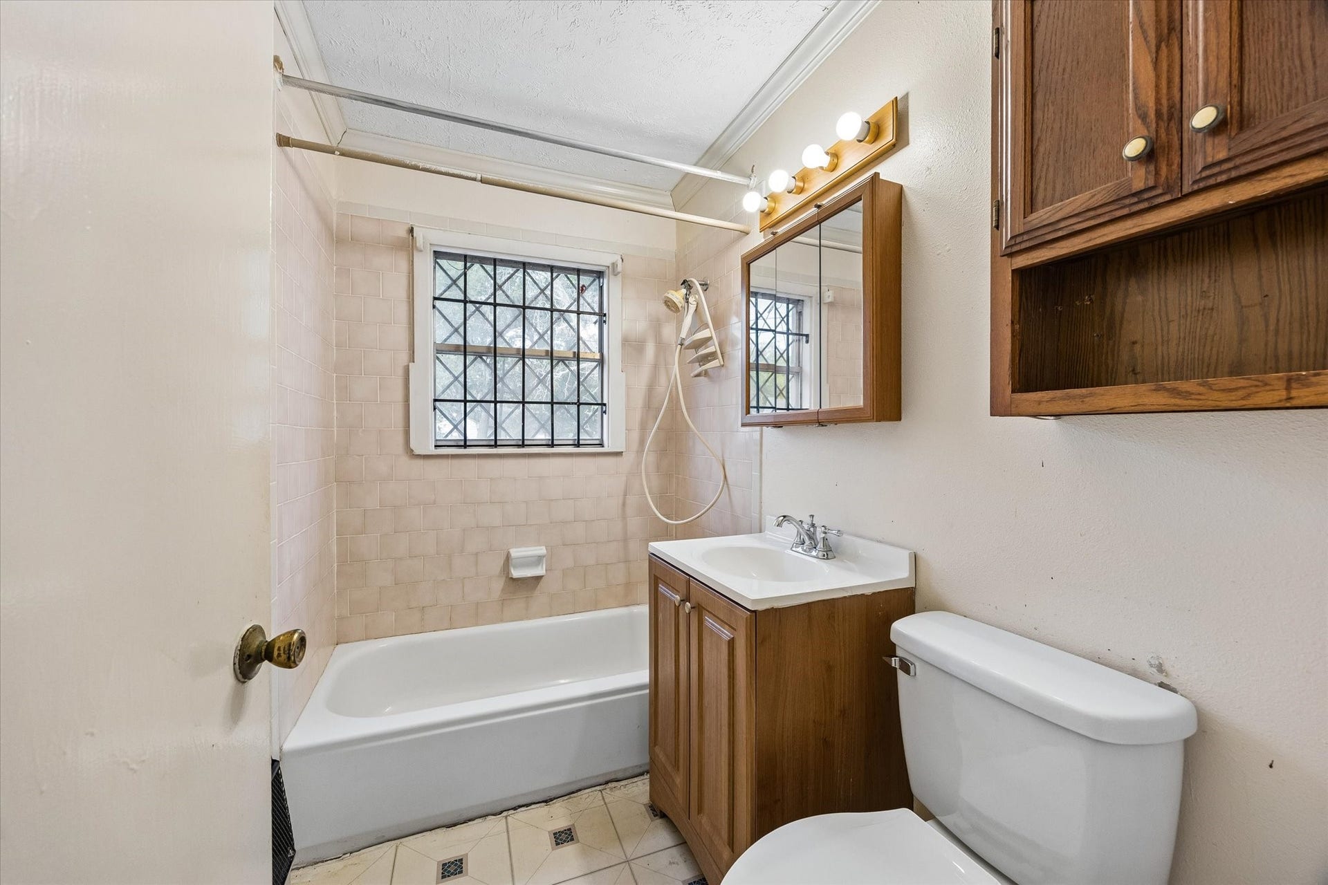 6646 Cresthill Street, Houston, TX 77033 6646 Cresthill Street, Houston, TX 77033