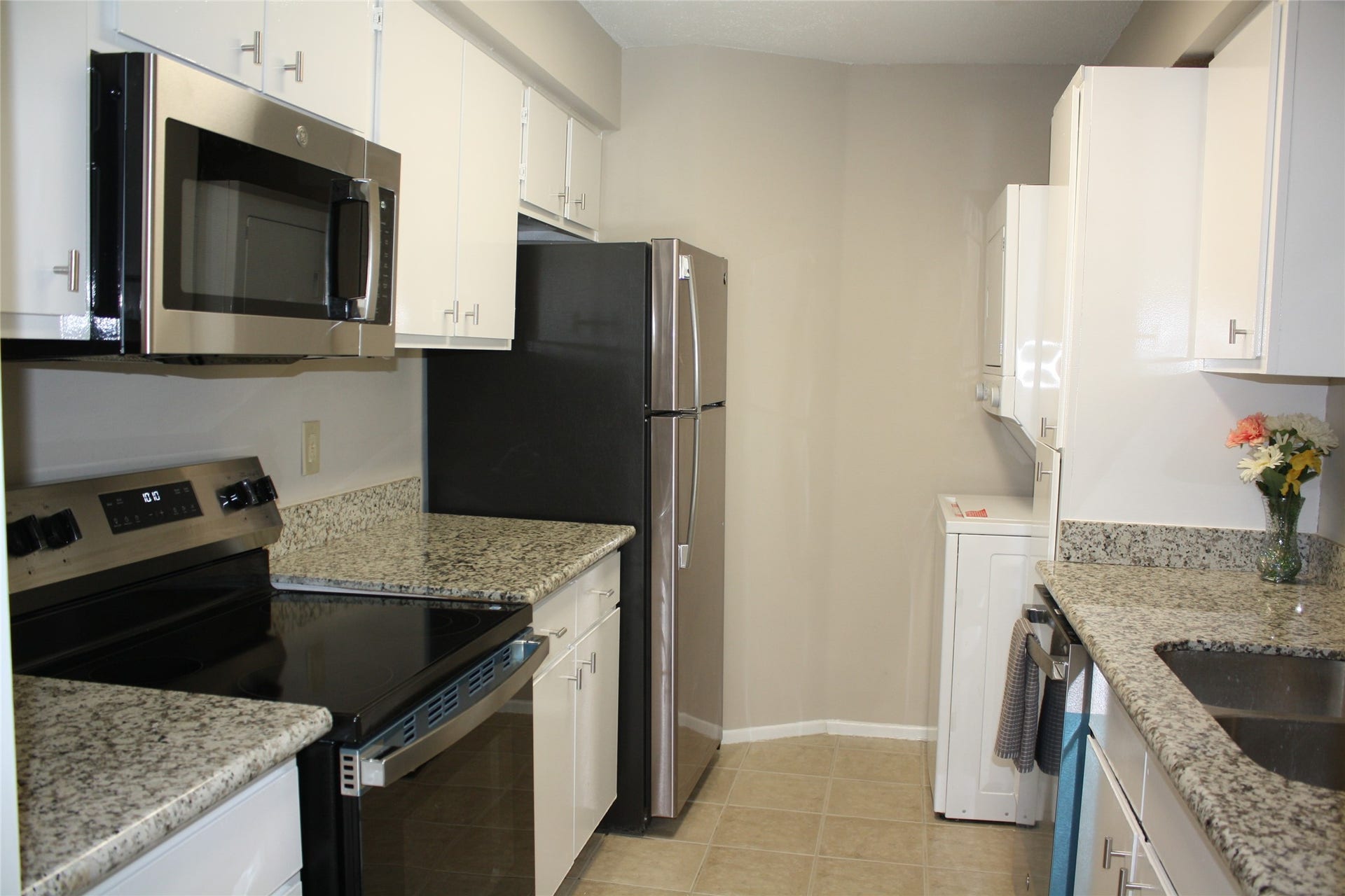 18800 Egret Bay Boulevard, #1101, Webster, TX 77058 Refrigerator stays!
