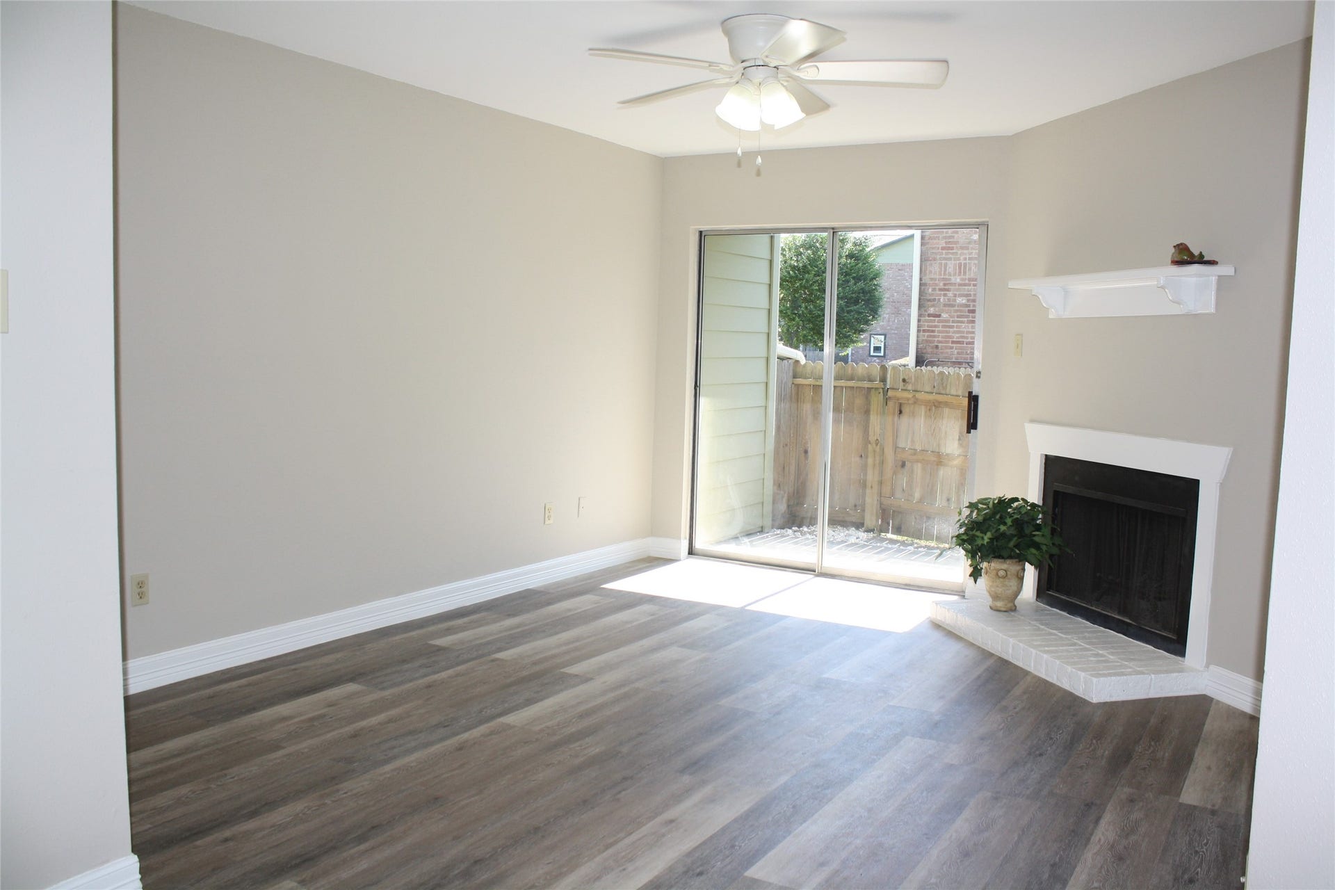 18800 Egret Bay Boulevard, #1101, Webster, TX 77058 Ample Living Room includes a Dry Bar
