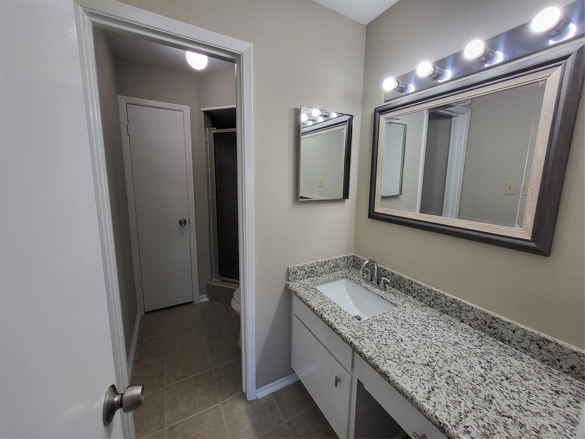 18800 Egret Bay Boulevard, #1101, Webster, TX 77058 Guest Bathroom