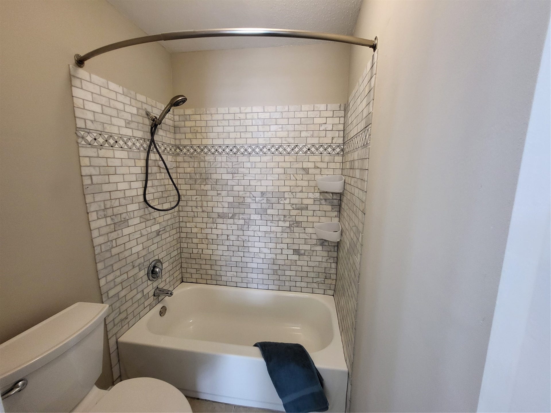 18800 Egret Bay Boulevard, #1101, Webster, TX 77058 Beautiful Shower/Tub Combo
