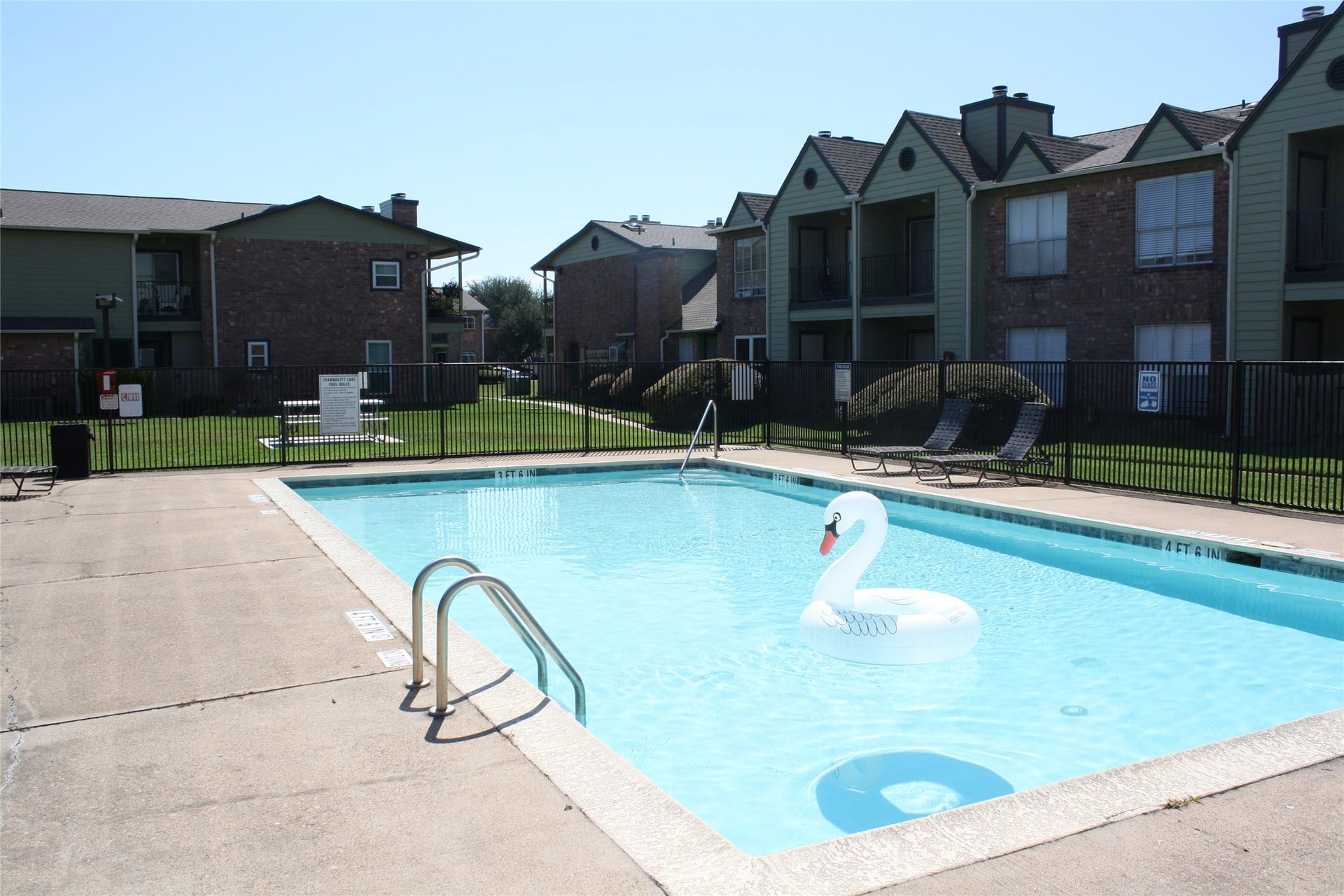 18800 Egret Bay Boulevard, #1101, Webster, TX 77058 Good size pool to enjoy with family and friends.