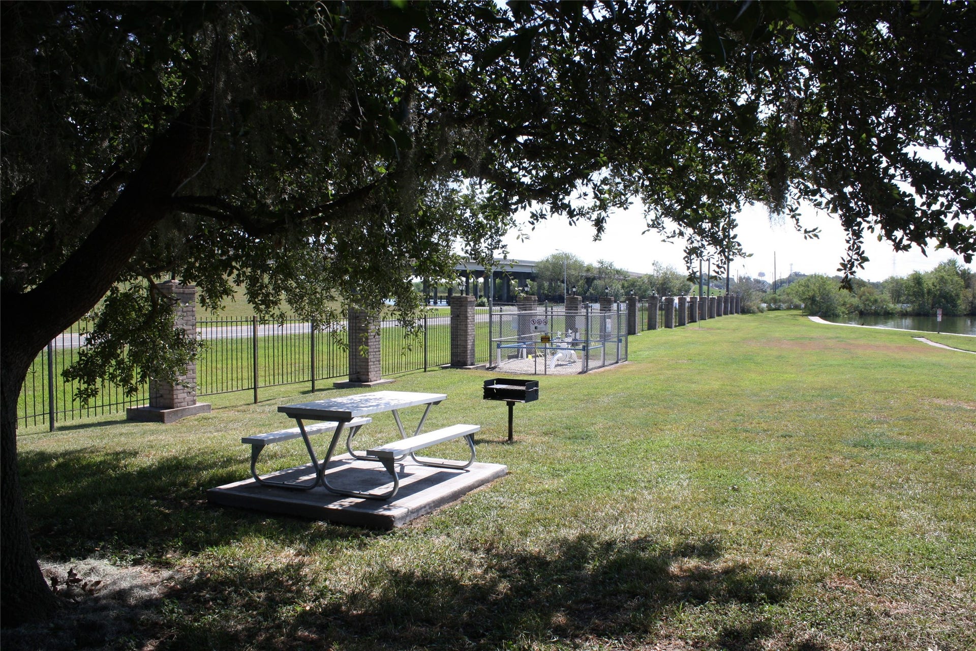 18800 Egret Bay Boulevard, #1101, Webster, TX 77058 A picnic area to relax and/ or cookout.