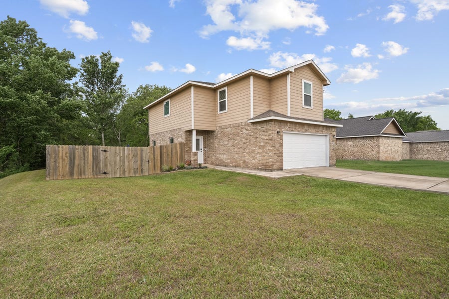 Property photo for 6101 Fox Ridge Drive, Angleton, TX
