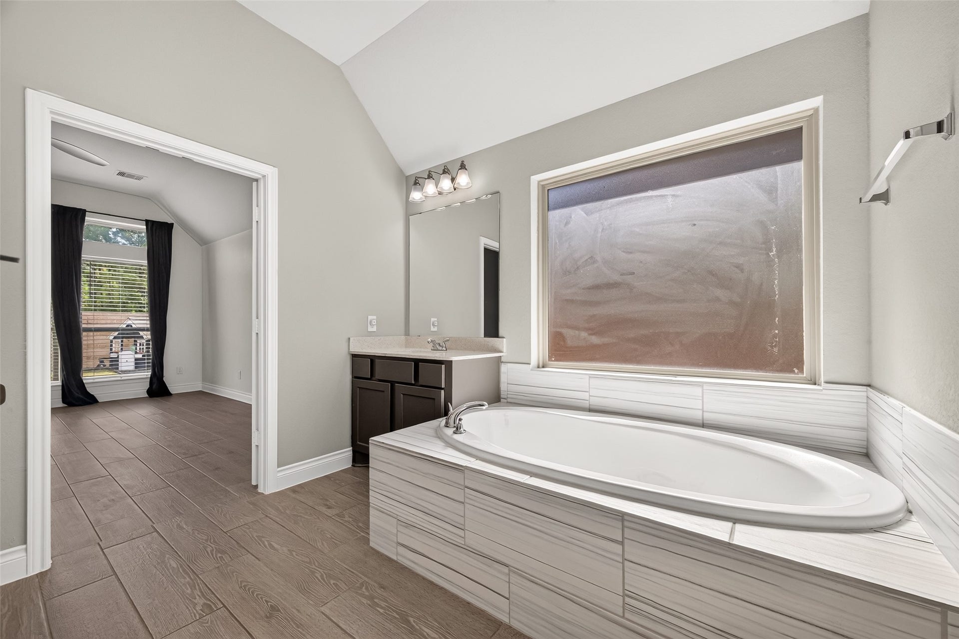 28309 Rabbitt Trail, Spring, TX 77386 Luxury soaking tub.