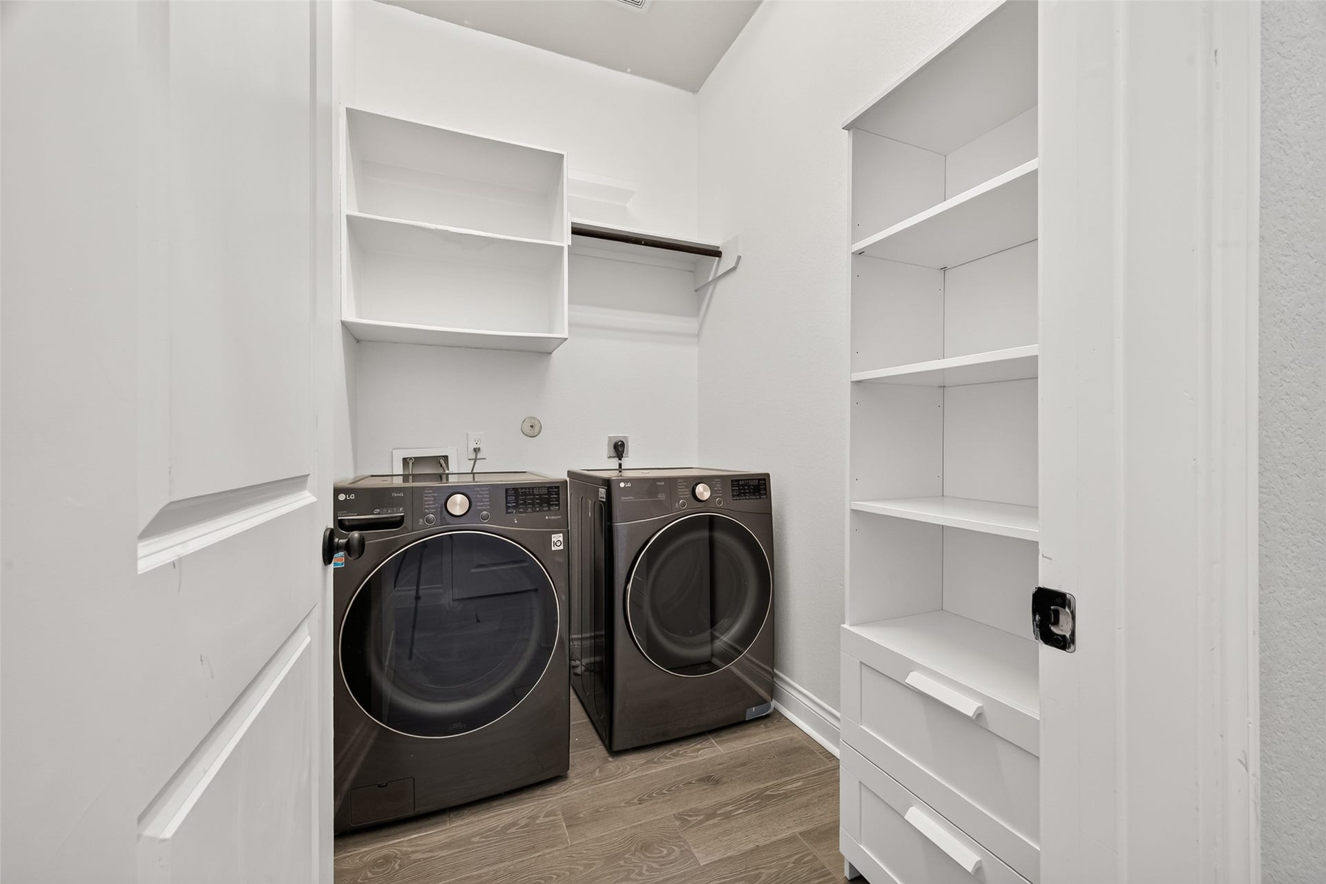 28309 Rabbitt Trail, Spring, TX 77386 Modern washer and dryer.