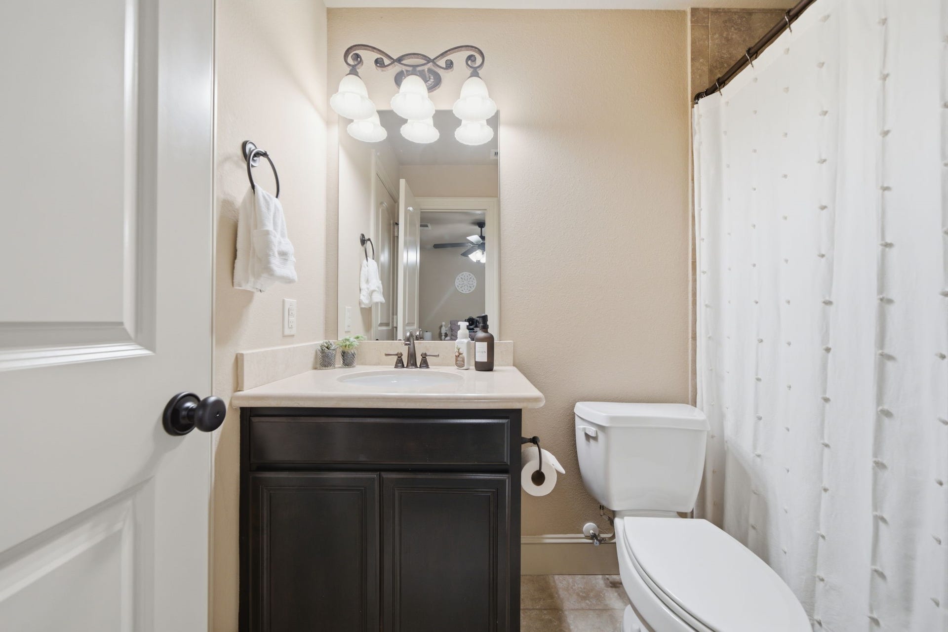 Private en-suite bathroom for guest suite on 3rd floor.