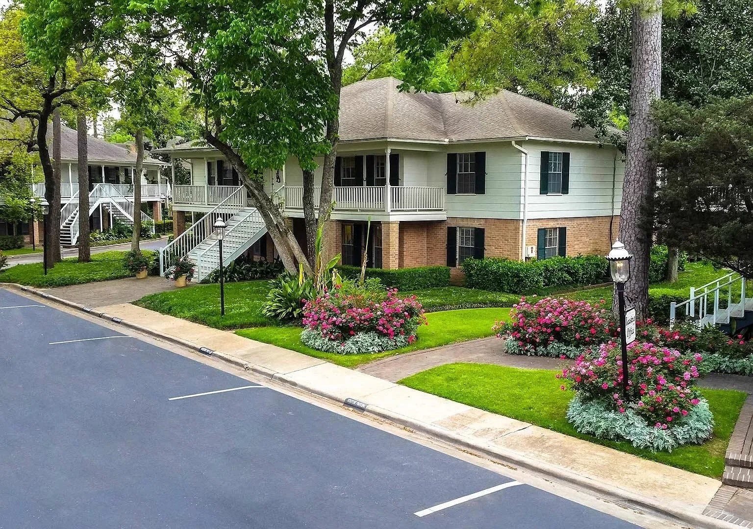 10220 Memorial Drive, #E20, Houston, TX 77024 VARIOUS UNITS SHOWN - LAYOUT MAY DIFFER - BE SURE TO WATCH THE VIRTUAL TOUR LINK ATTACHED TO THE LISTING