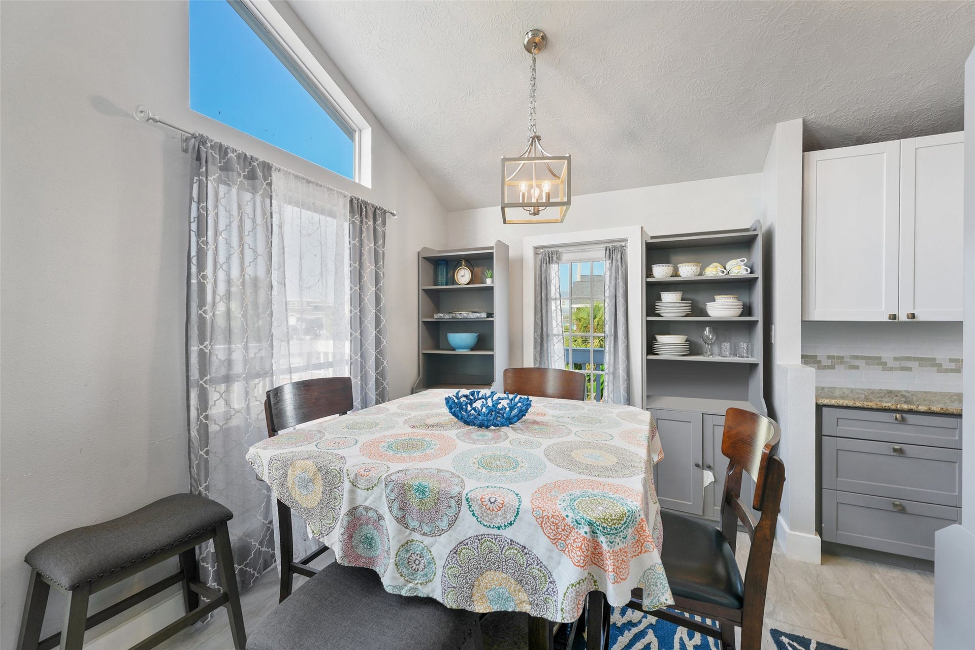 22513 Bay Point Drive, Galveston, TX 77554 This thoughtfully designed home
seamlessly connects the kitchen with
a charming breakfast area.