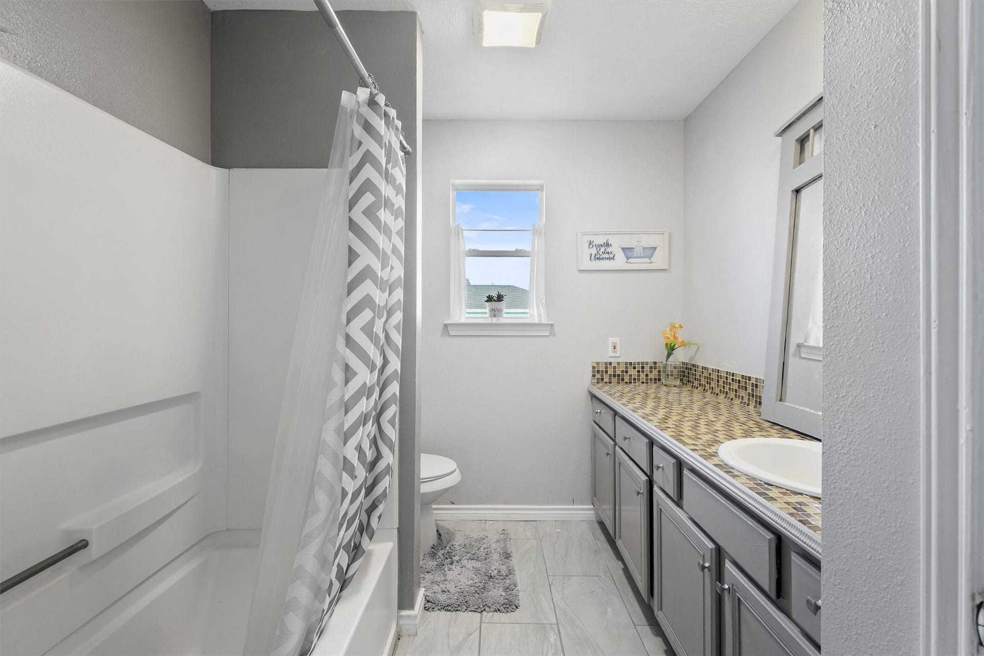 22513 Bay Point Drive, Galveston, TX 77554 Secondary bathroom features a
tub/shower combo and long vanity
with plenty of counter space.