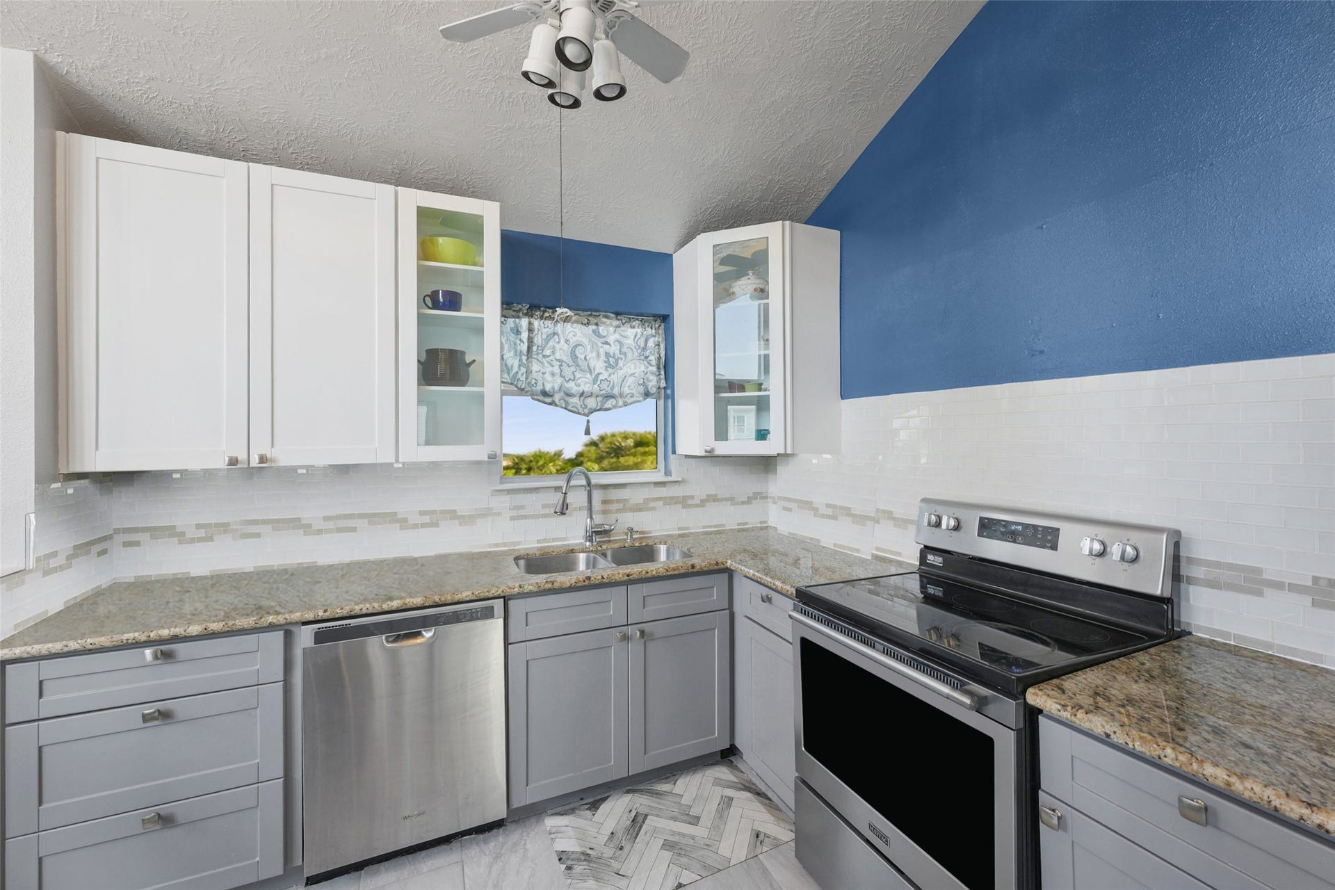 22513 Bay Point Drive, Galveston, TX 77554 The kitchen features stainless steel appliances,
creating a clean and timeless
aesthetic.