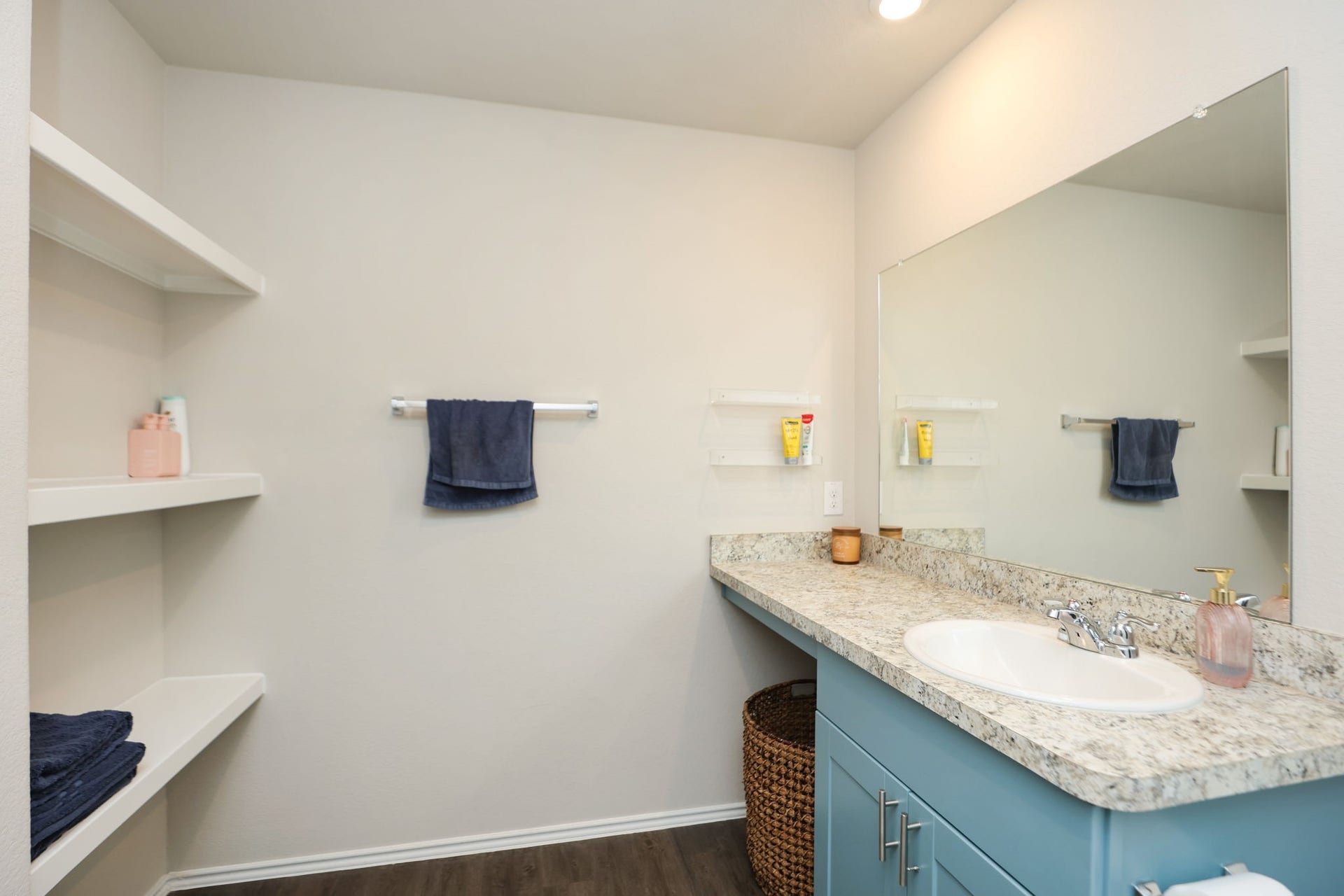 25499 Blue Mistflower Drive, Montgomery, TX 77316 Large upstairs bathroom with built in shelves