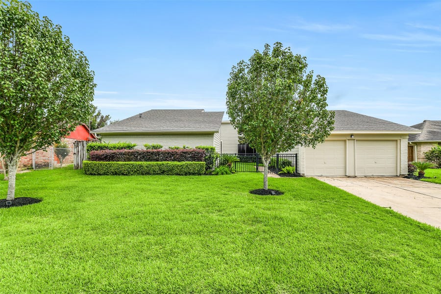 Property photo for 5206 Appleblossom Lane, Friendswood, TX