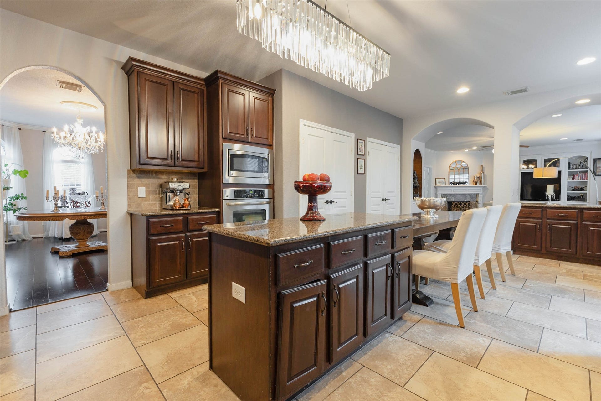 25734 Jewel Springs Lane, Katy, TX 77494 A custom center island offers the perfect setting for casual seating, effortless serving & entertaining, making the kitchen a natural gathering place at the heart of the home.