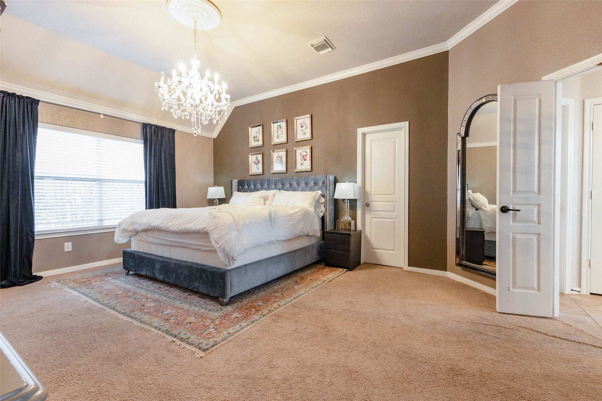 25734 Jewel Springs Lane, Katy, TX 77494 Dramatic contrasts create a chic retreat.