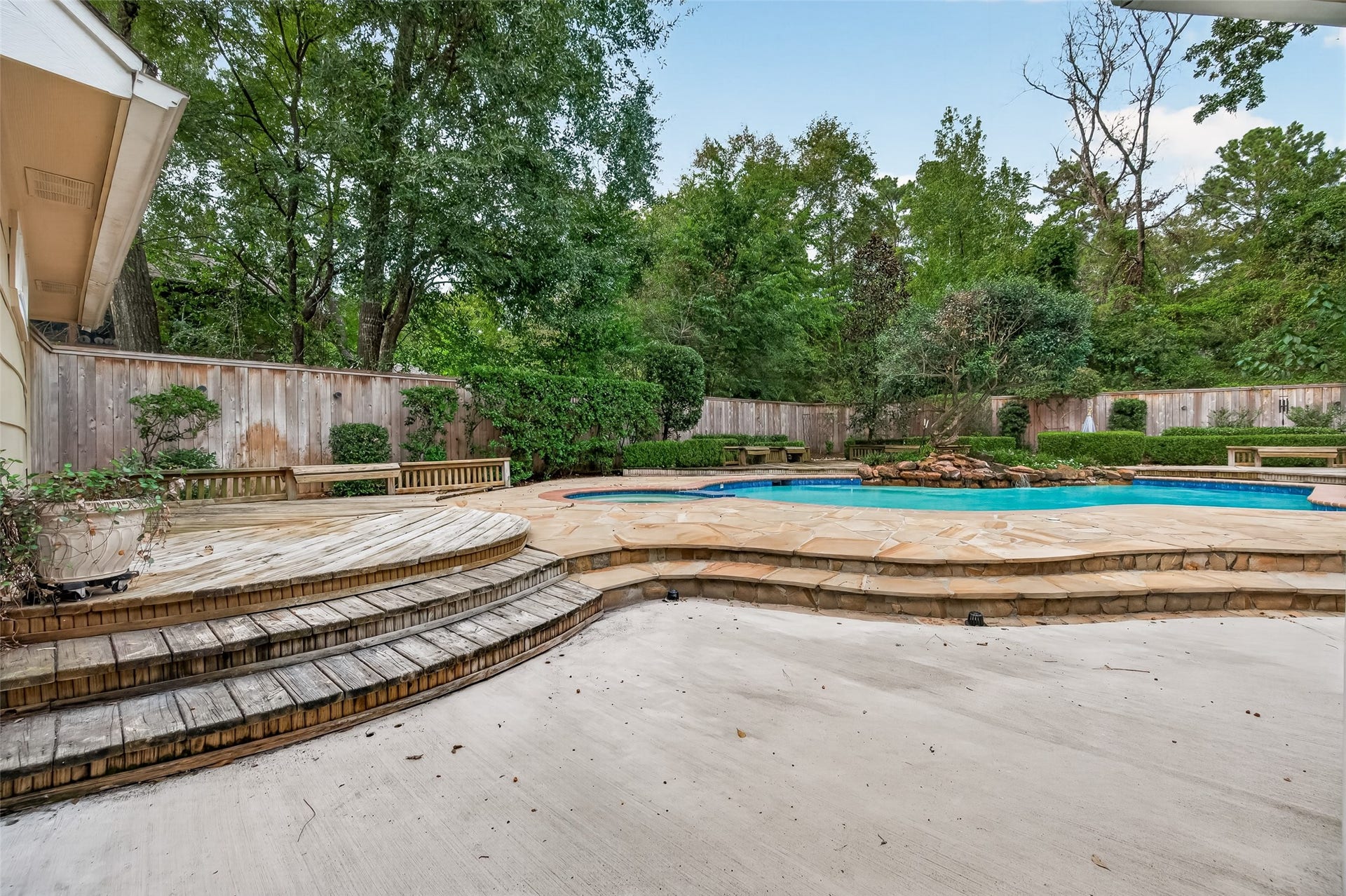 16 Mayfair Grove Court, The Woodlands, TX 77381 16 Mayfair Grove Court, The Woodlands, TX 77381