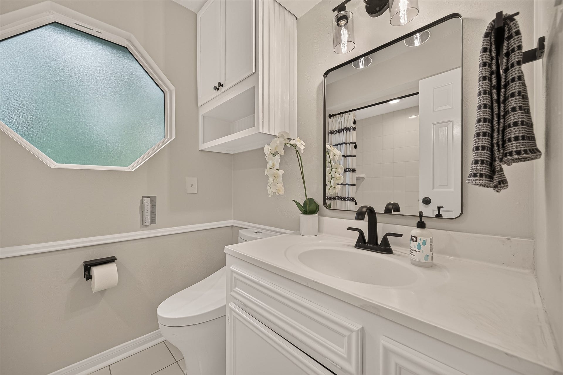 16 Mayfair Grove Court, The Woodlands, TX 77381 16 Mayfair Grove Court, The Woodlands, TX 77381