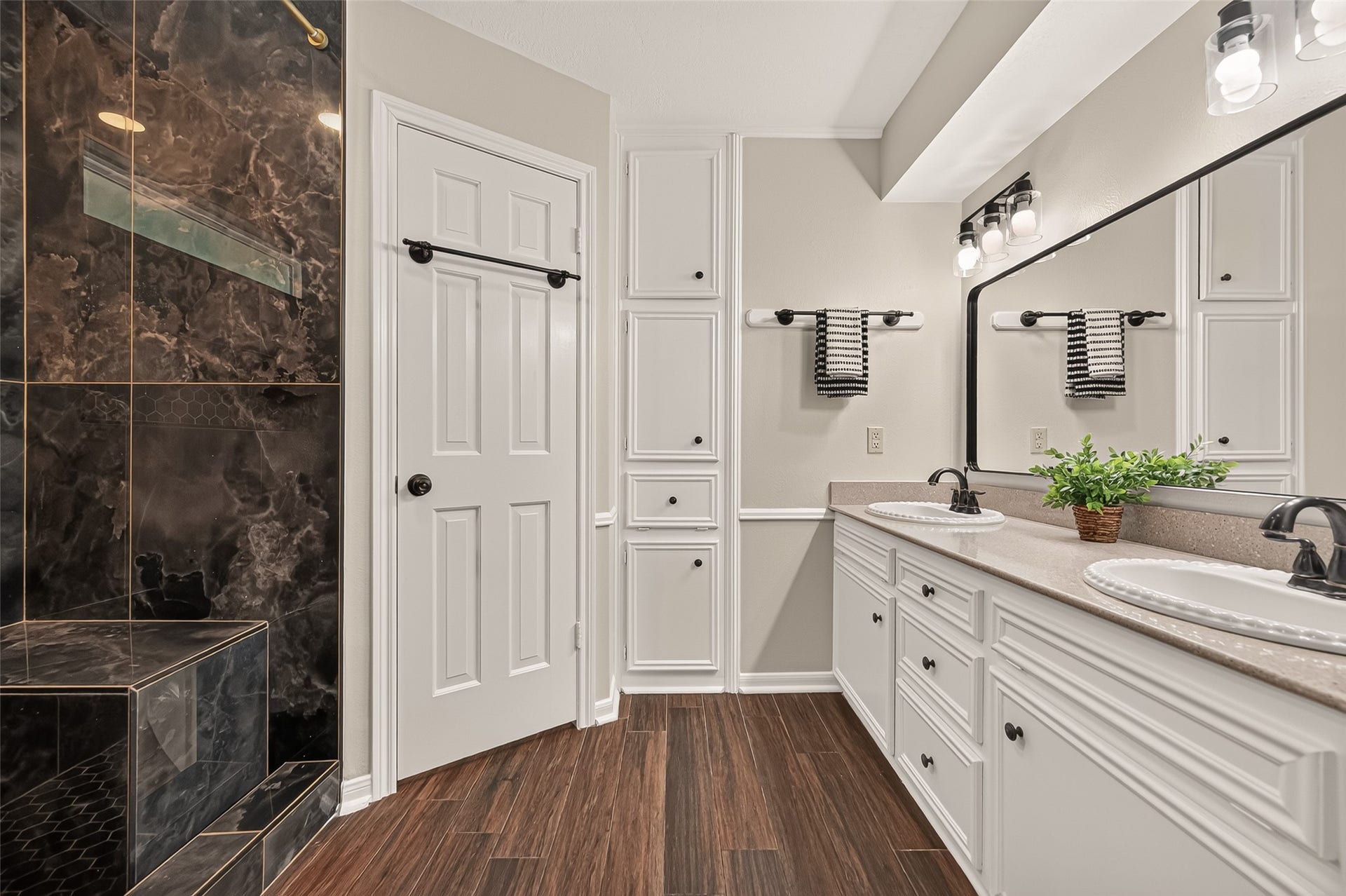 16 Mayfair Grove Court, The Woodlands, TX 77381 16 Mayfair Grove Court, The Woodlands, TX 77381