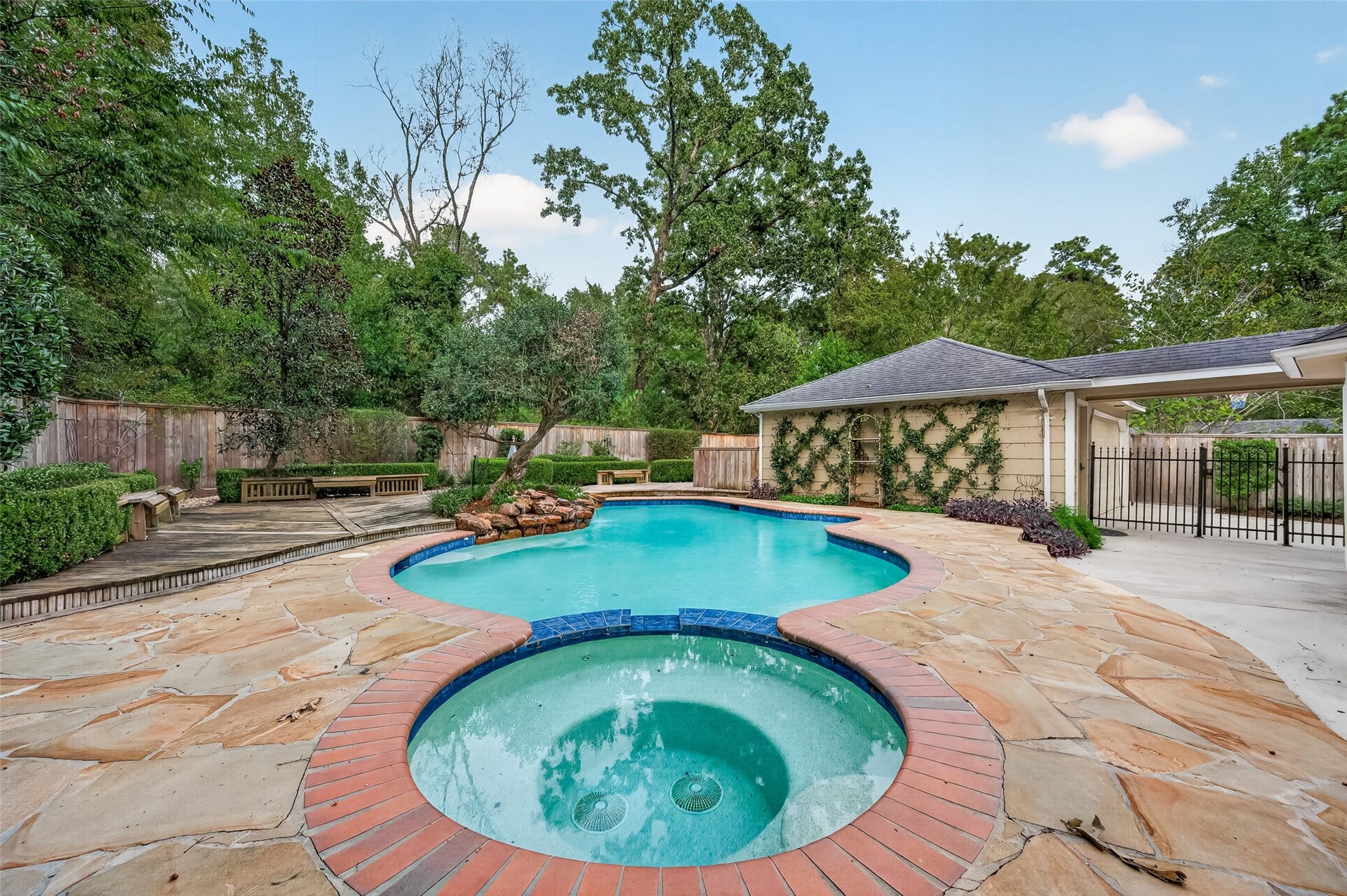 16 Mayfair Grove Court, The Woodlands, TX 77381 16 Mayfair Grove Court, The Woodlands, TX 77381
