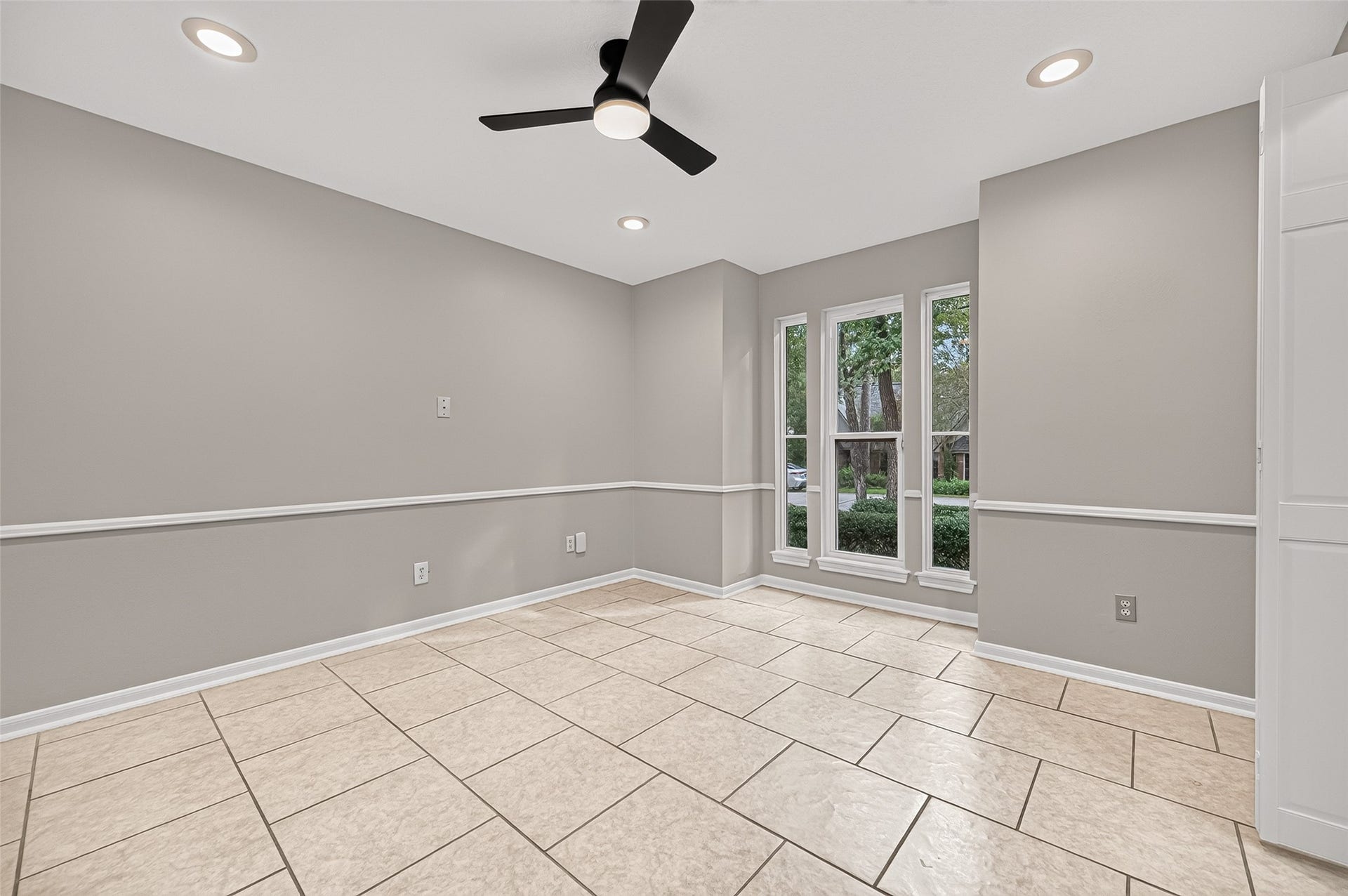 16 Mayfair Grove Court, The Woodlands, TX 77381 Study/Flex Room Off Front Entry