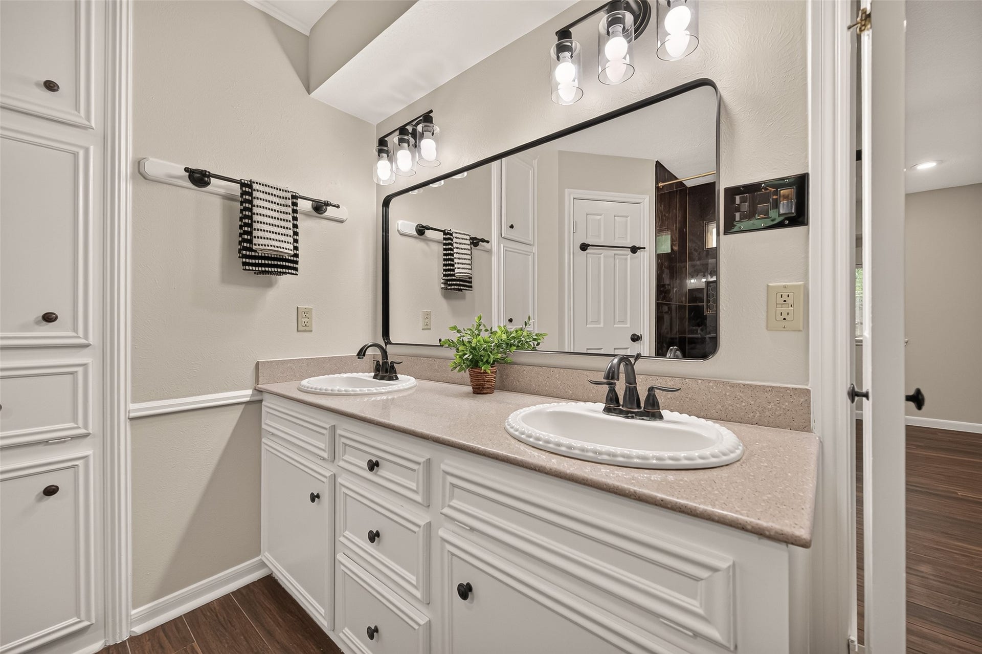 16 Mayfair Grove Court, The Woodlands, TX 77381 16 Mayfair Grove Court, The Woodlands, TX 77381