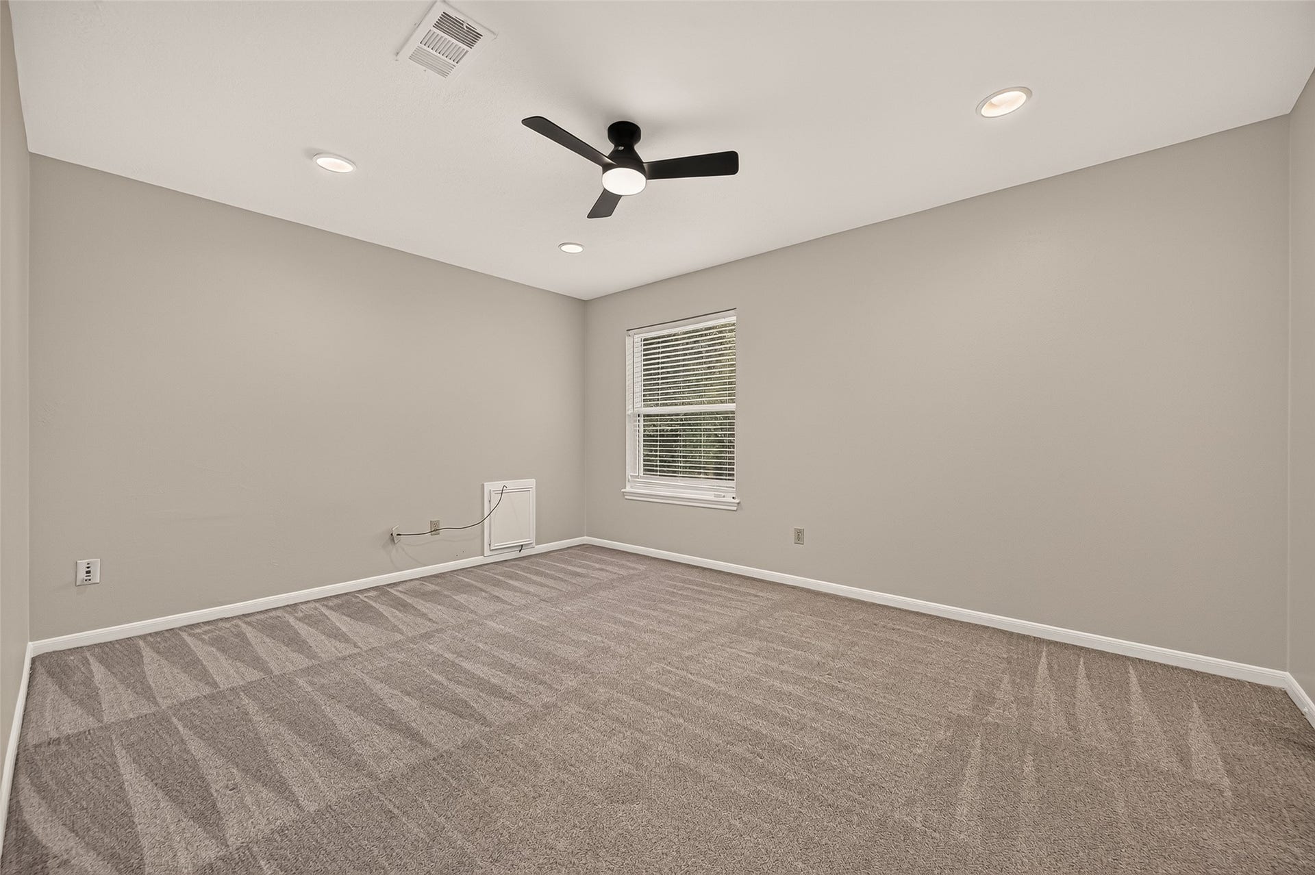 16 Mayfair Grove Court, The Woodlands, TX 77381 16 Mayfair Grove Court, The Woodlands, TX 77381