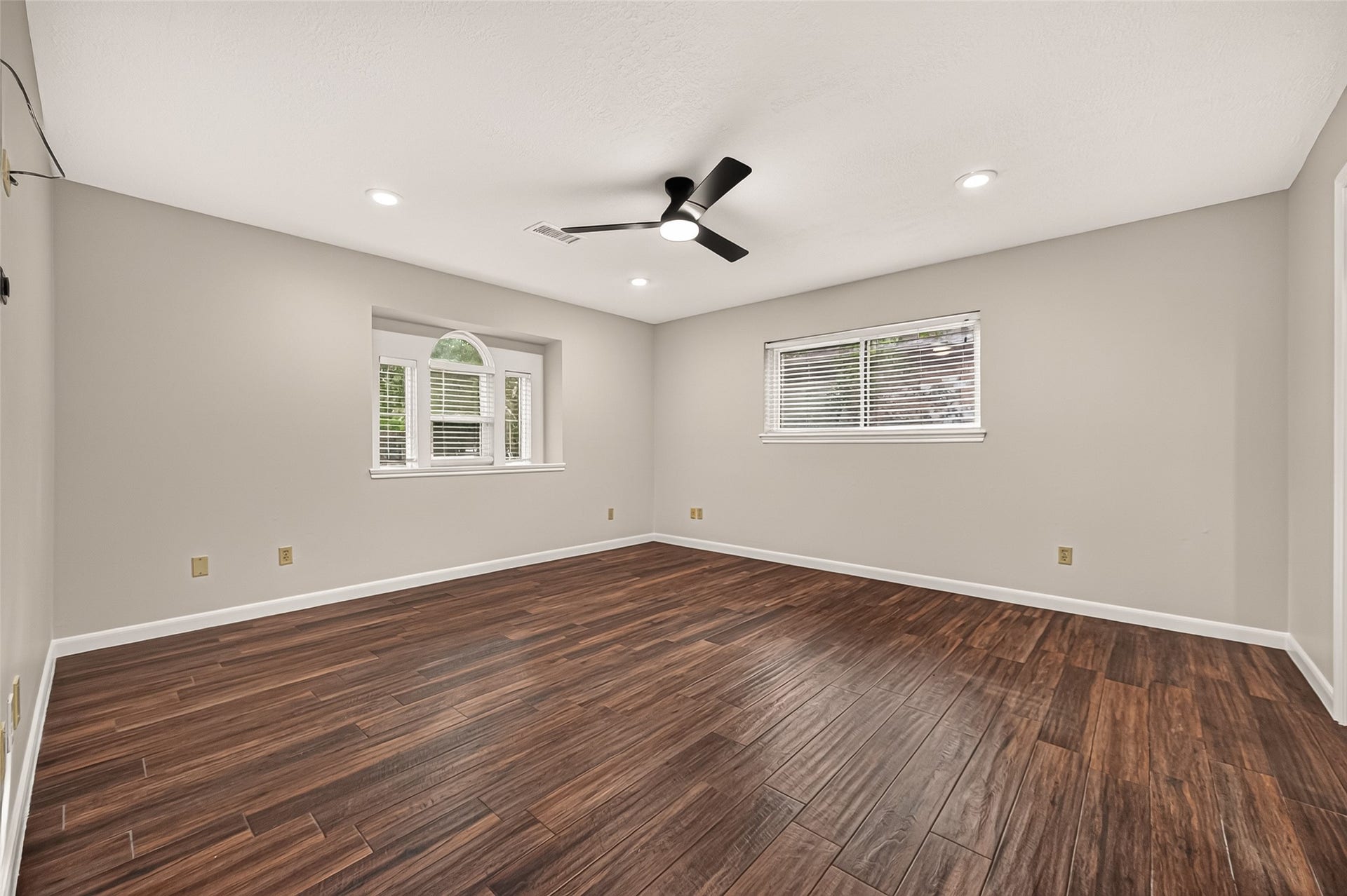 16 Mayfair Grove Court, The Woodlands, TX 77381 16 Mayfair Grove Court, The Woodlands, TX 77381