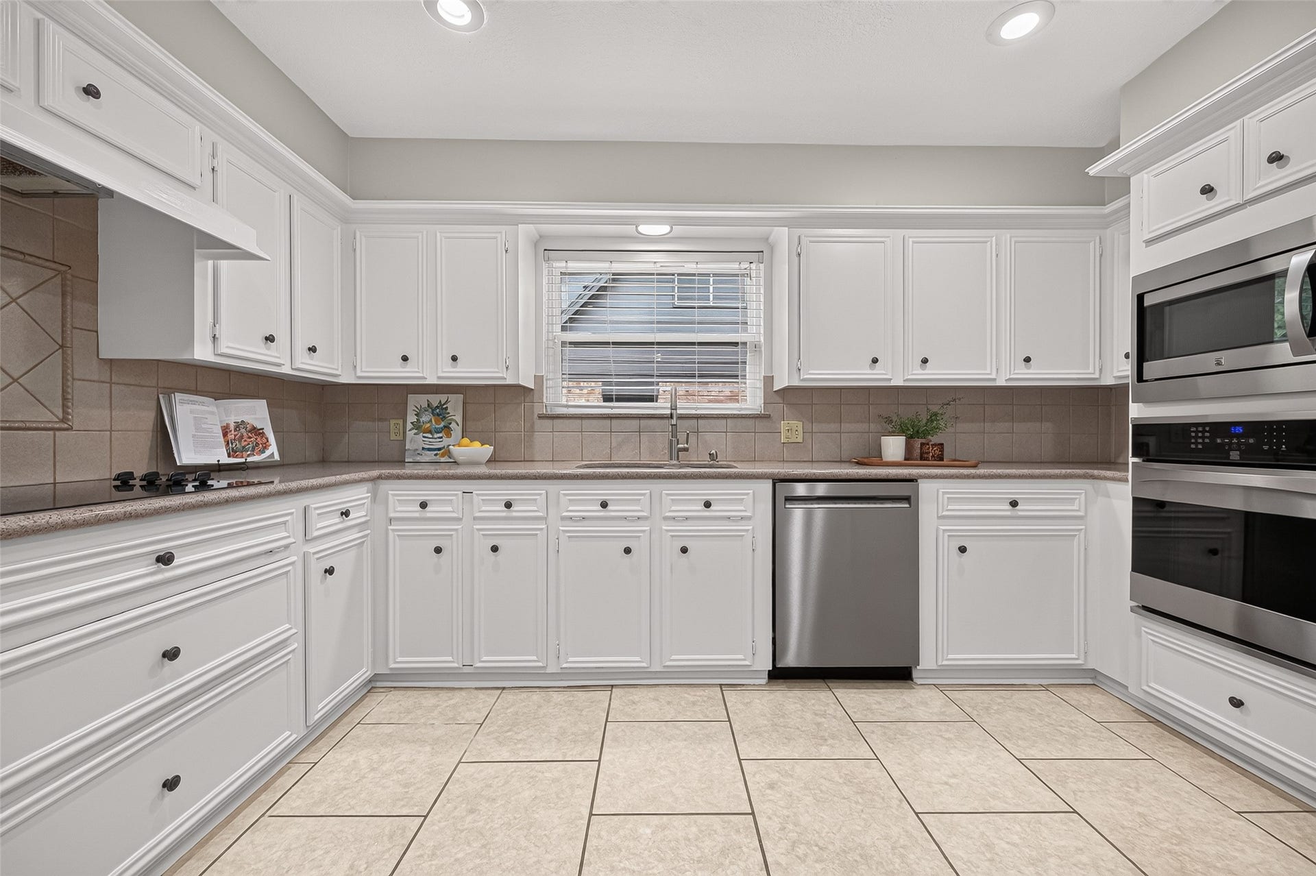 16 Mayfair Grove Court, The Woodlands, TX 77381 16 Mayfair Grove Court, The Woodlands, TX 77381