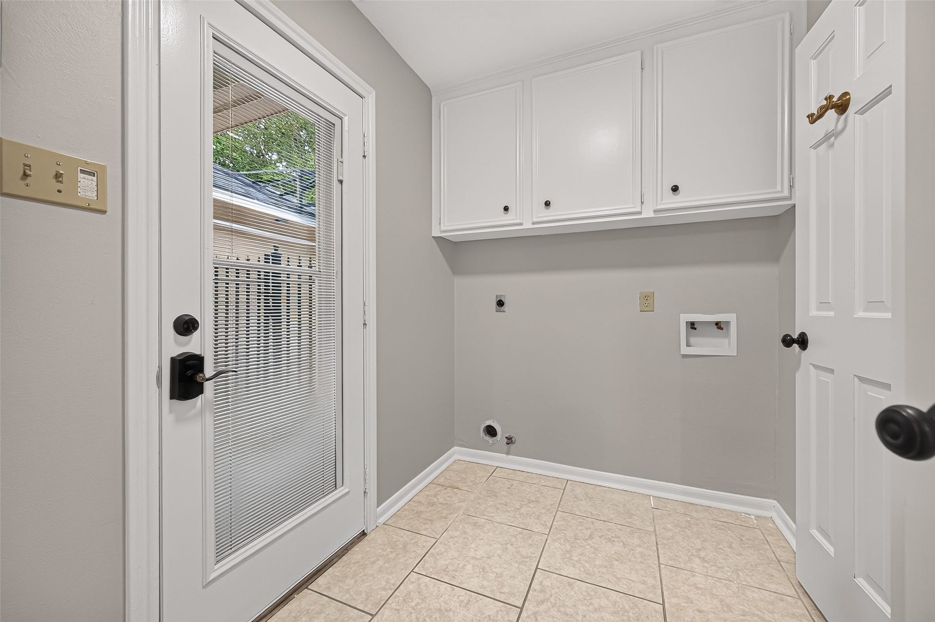 16 Mayfair Grove Court, The Woodlands, TX 77381 16 Mayfair Grove Court, The Woodlands, TX 77381